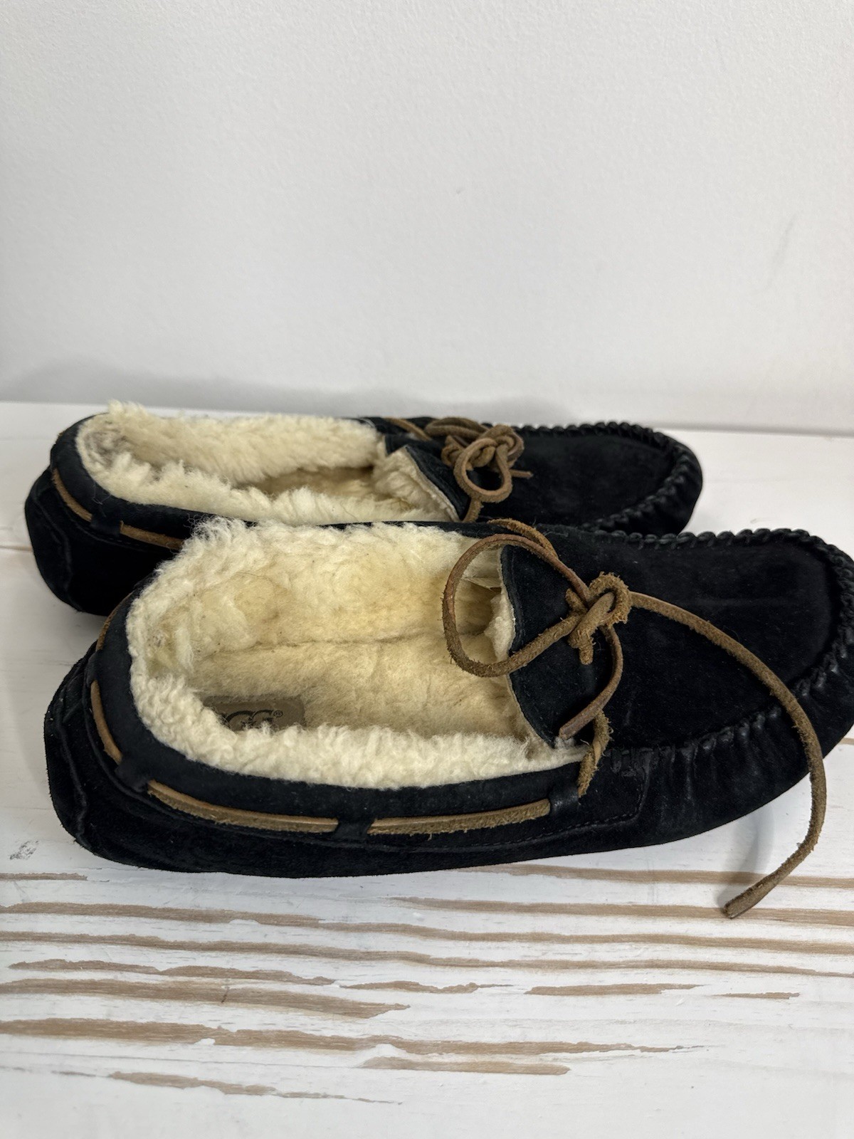 UGG Australia Dakota 5612 Black Suede Shearling Moccasin Slippers Women’s Size 9