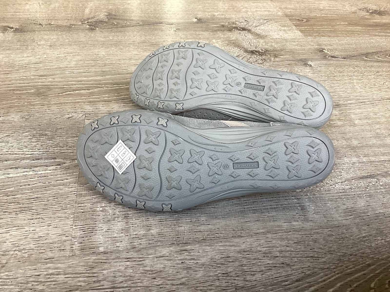 Skechers Womens Breathe Easy Relaxed Fit Size 9.5 Slip On Shoes Gray 88000DS