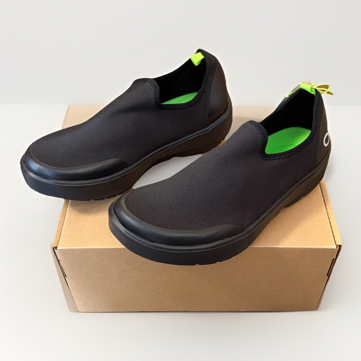 NIB Womens Oofos OOMG EEZEE Black Low Recovery Pull On Shoes Size 8 ~ New In Box