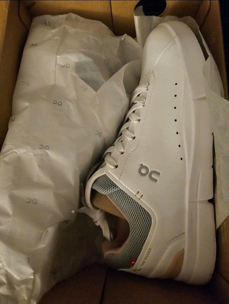 On THE ROGER Advantage Men’s Low Top Lace-Up Sneaker White Gray