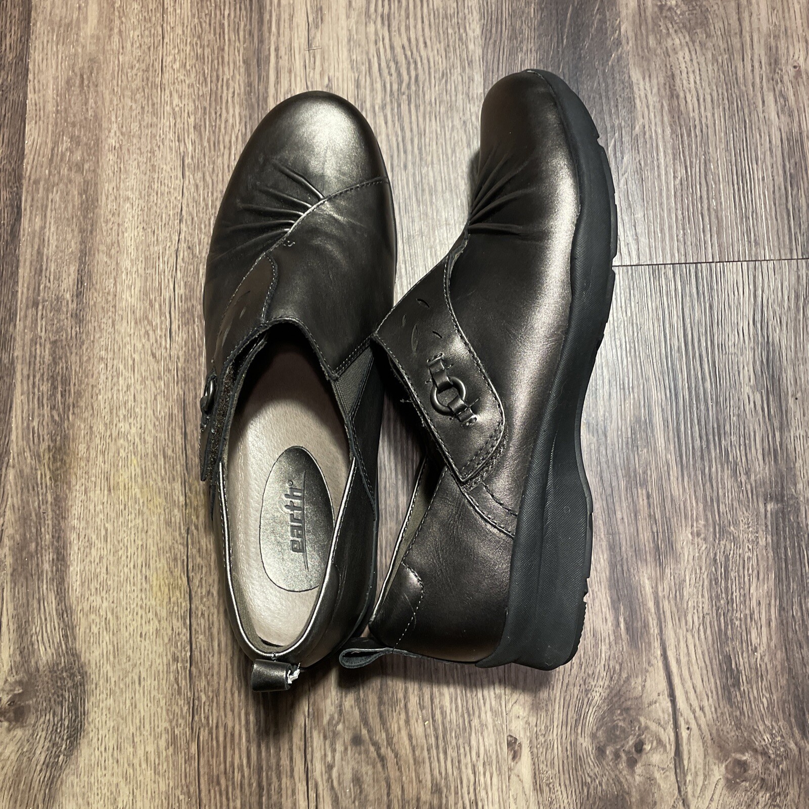 Earth Shoes Womens Size 9 Amity Pewter Metallic Leather Shoe Excellent Condition