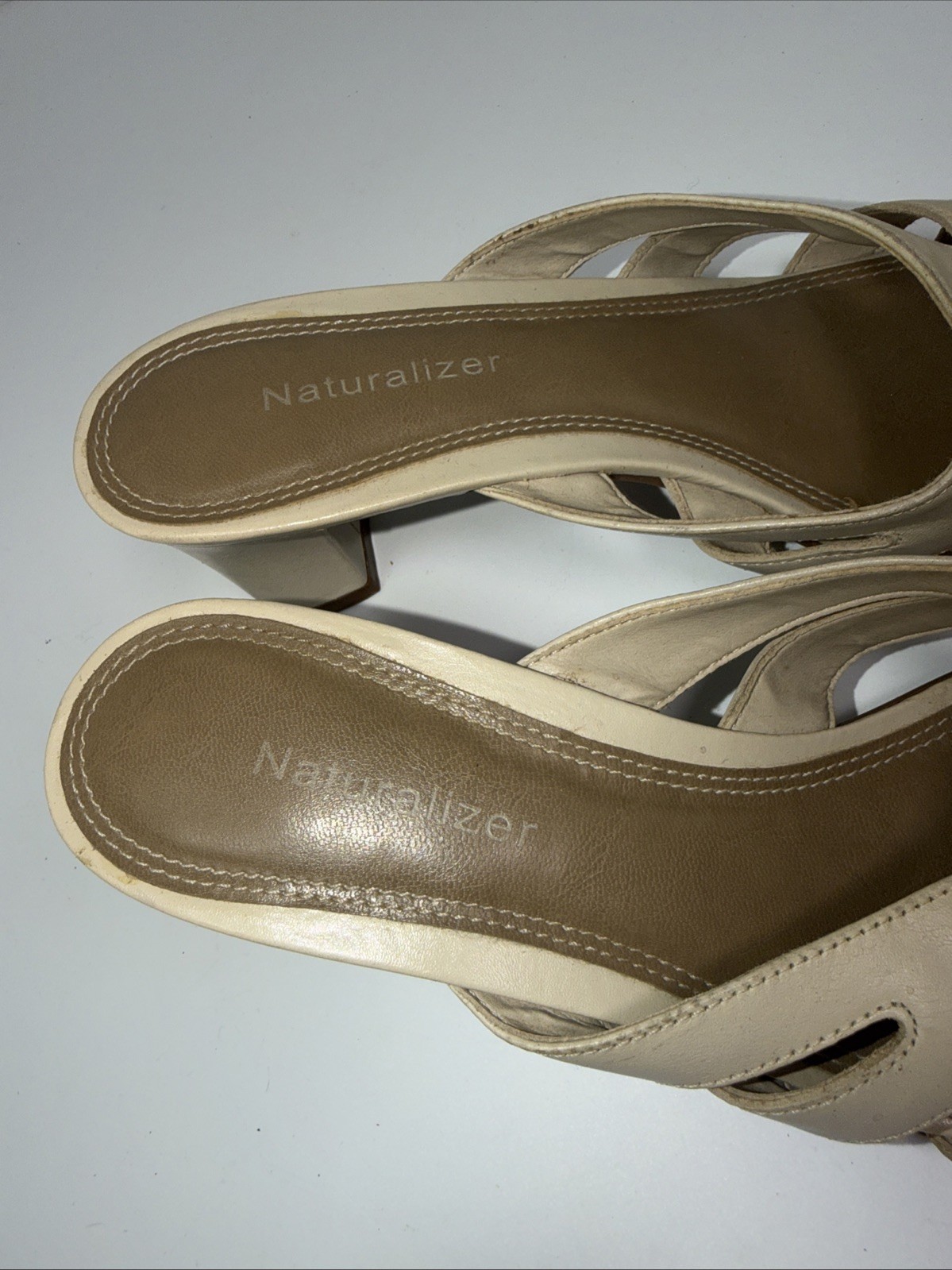 Women’s Leather Off-White Naturalizer Sandal Slip-on Pumps Sz 7.5 M 2.5” Heel
