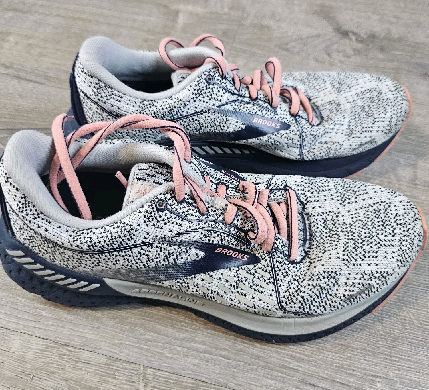 Size 7.5 – Women’s Brooks Adrenaline GTS 21 Coral/White Running Shoe See Picture
