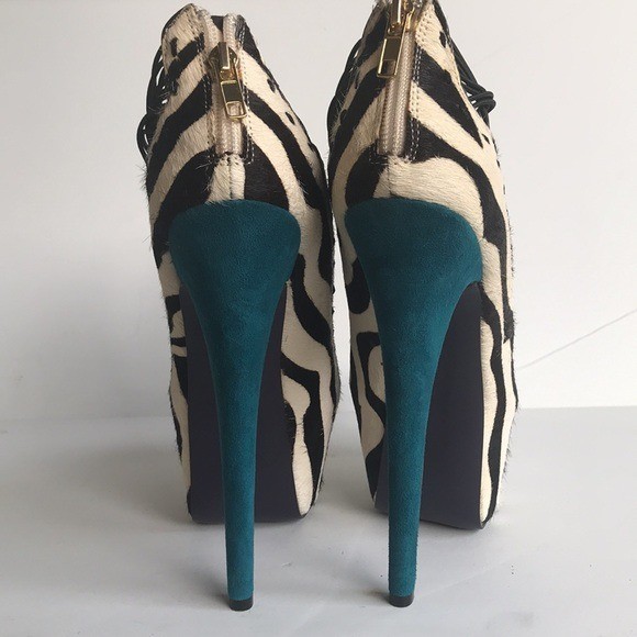 London Trash Crush Heels Size 7.5 Zebra Calf Hair Peep Toe Platform Pumps NWOB