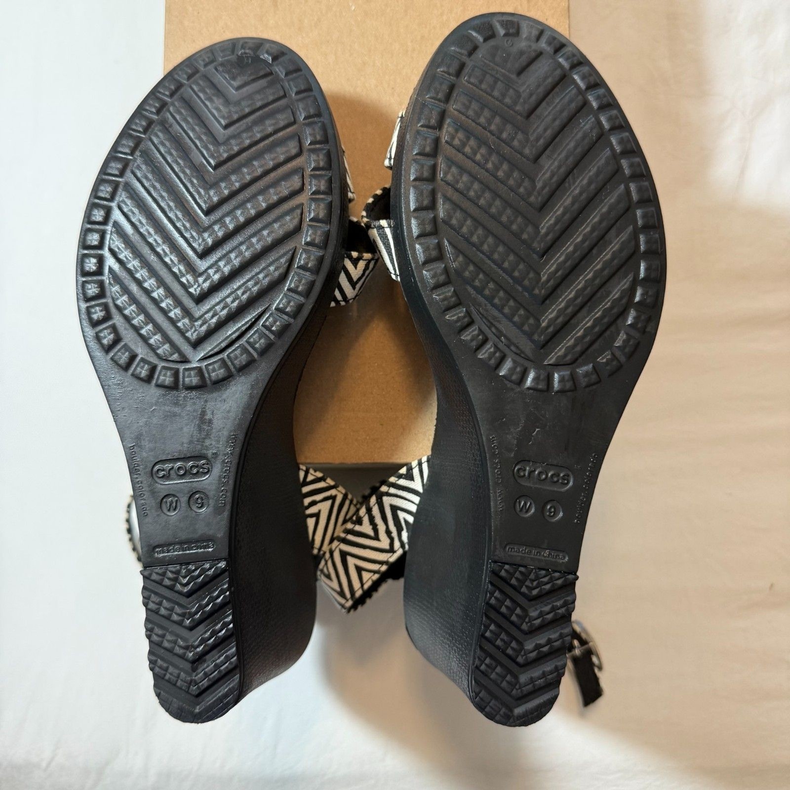 Crocs Leigh Graphic Wedge Sandals Black White Chevron Sz 9