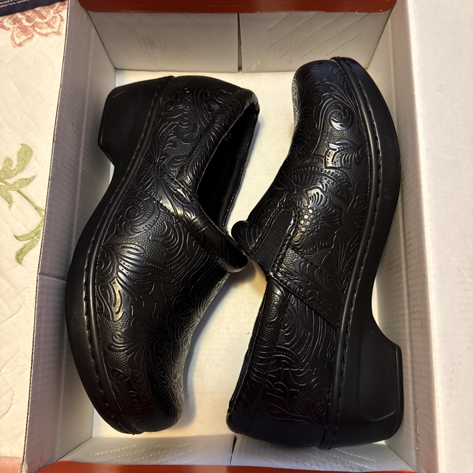 YUU Womens Clogs Black 7.5W Shoes Bethanee Slip On Embossed Comfort *NIB*