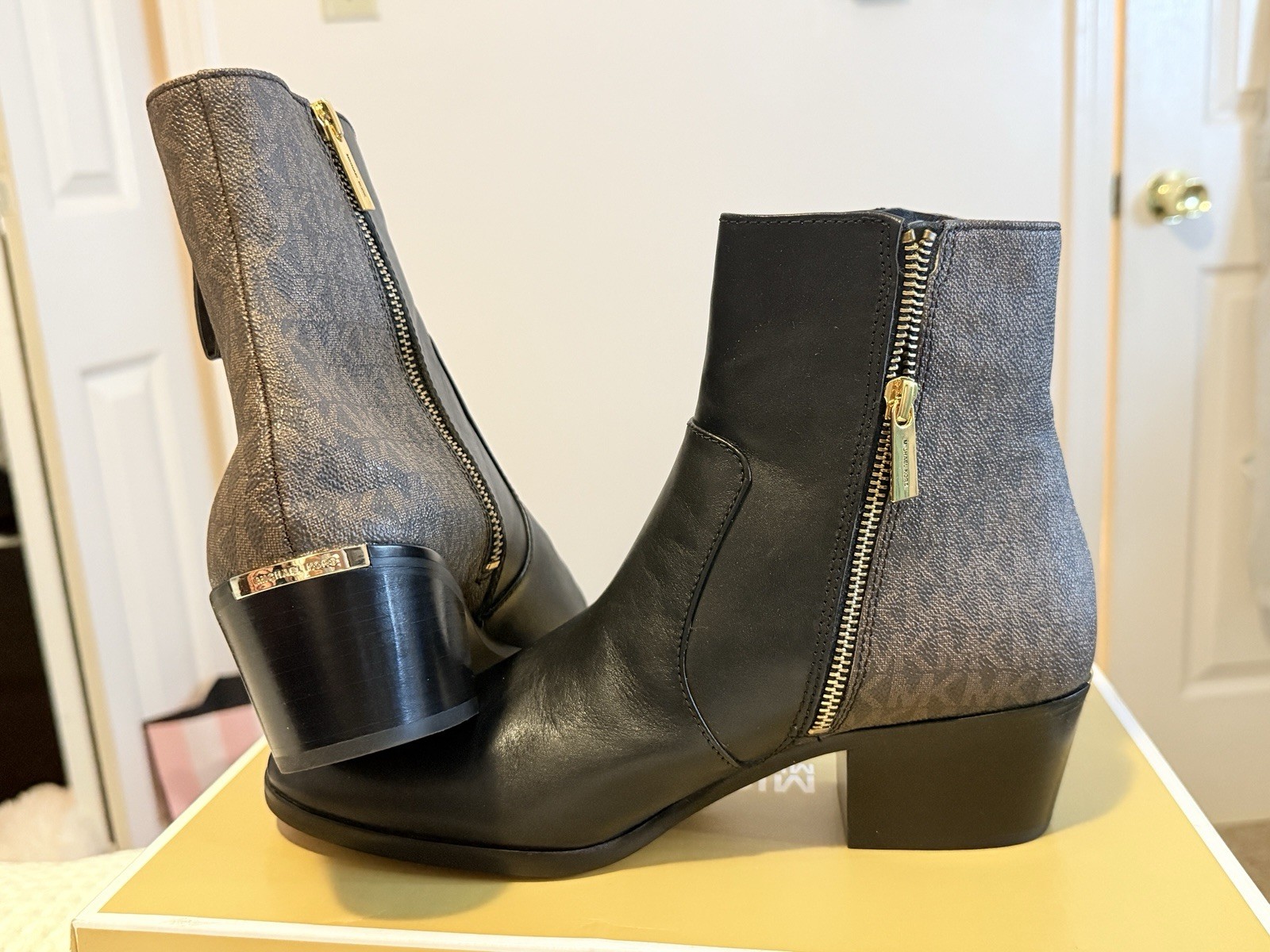 MICHAEL Michael Kors Sawyer Bootie Leather Black Brown Logo Zipper US 10