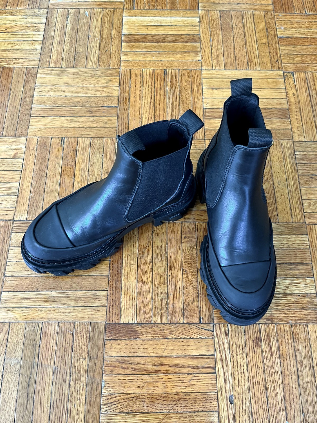GANNI Low Chelsea Boots Black Leather Lug Sole EU 38 US 8 Worn Once + Dust Bag