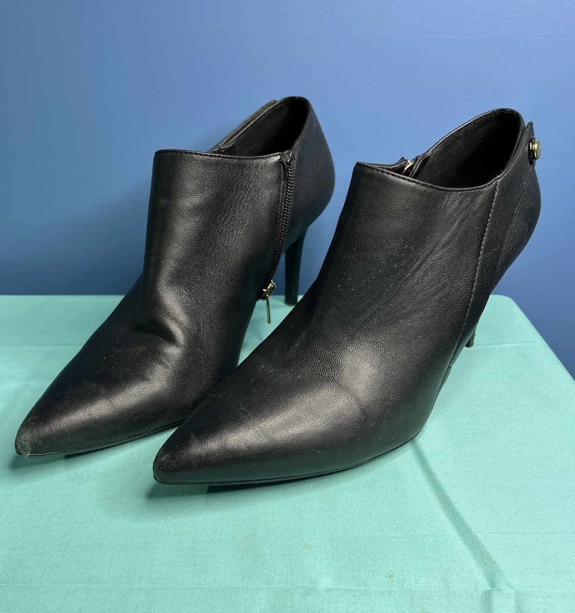 Calvin Klein Booties «Jeanna» Black Leather 3in Heeled Womens Shoes  size 9m