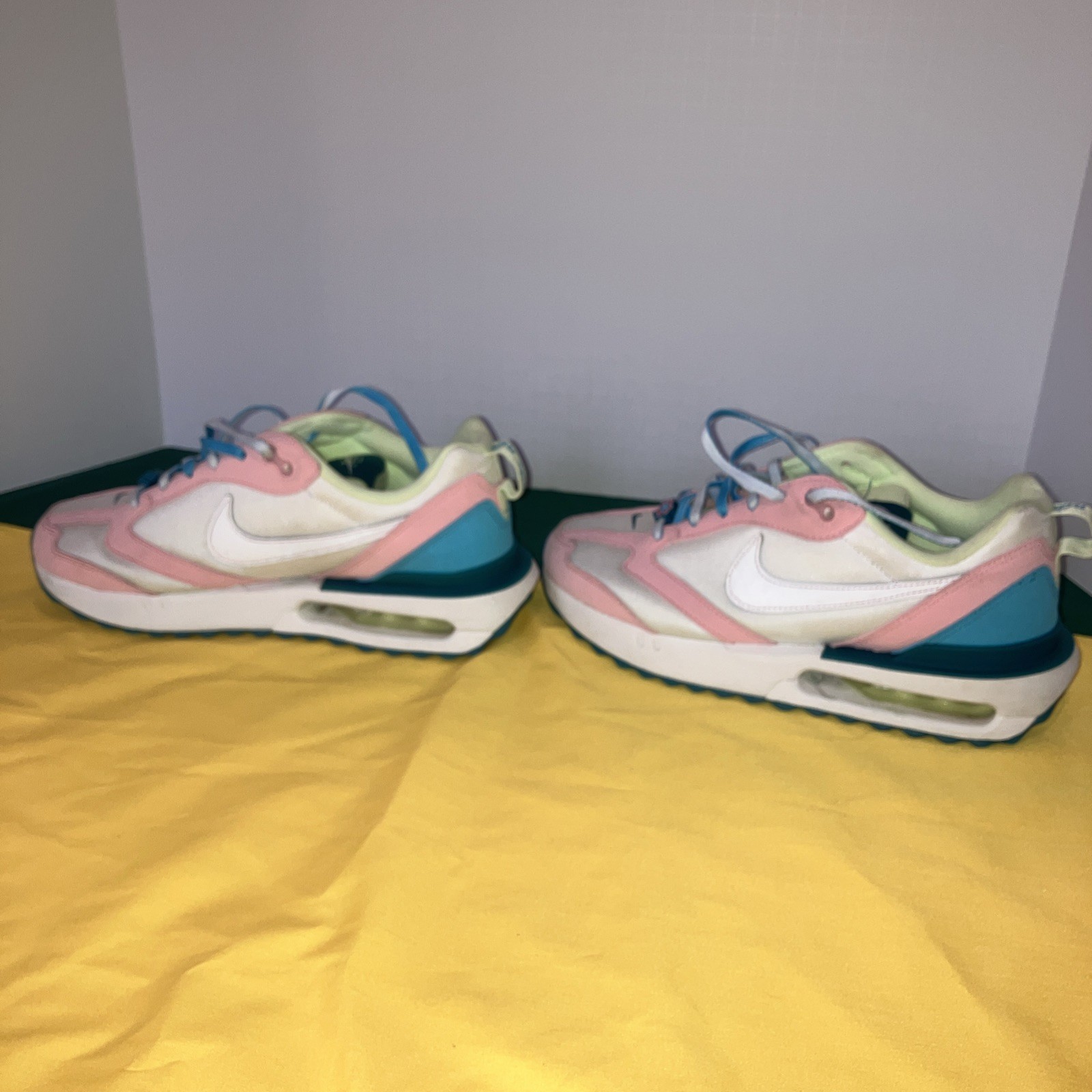 Woman’s Airmax Nike Size 9 Fight Club