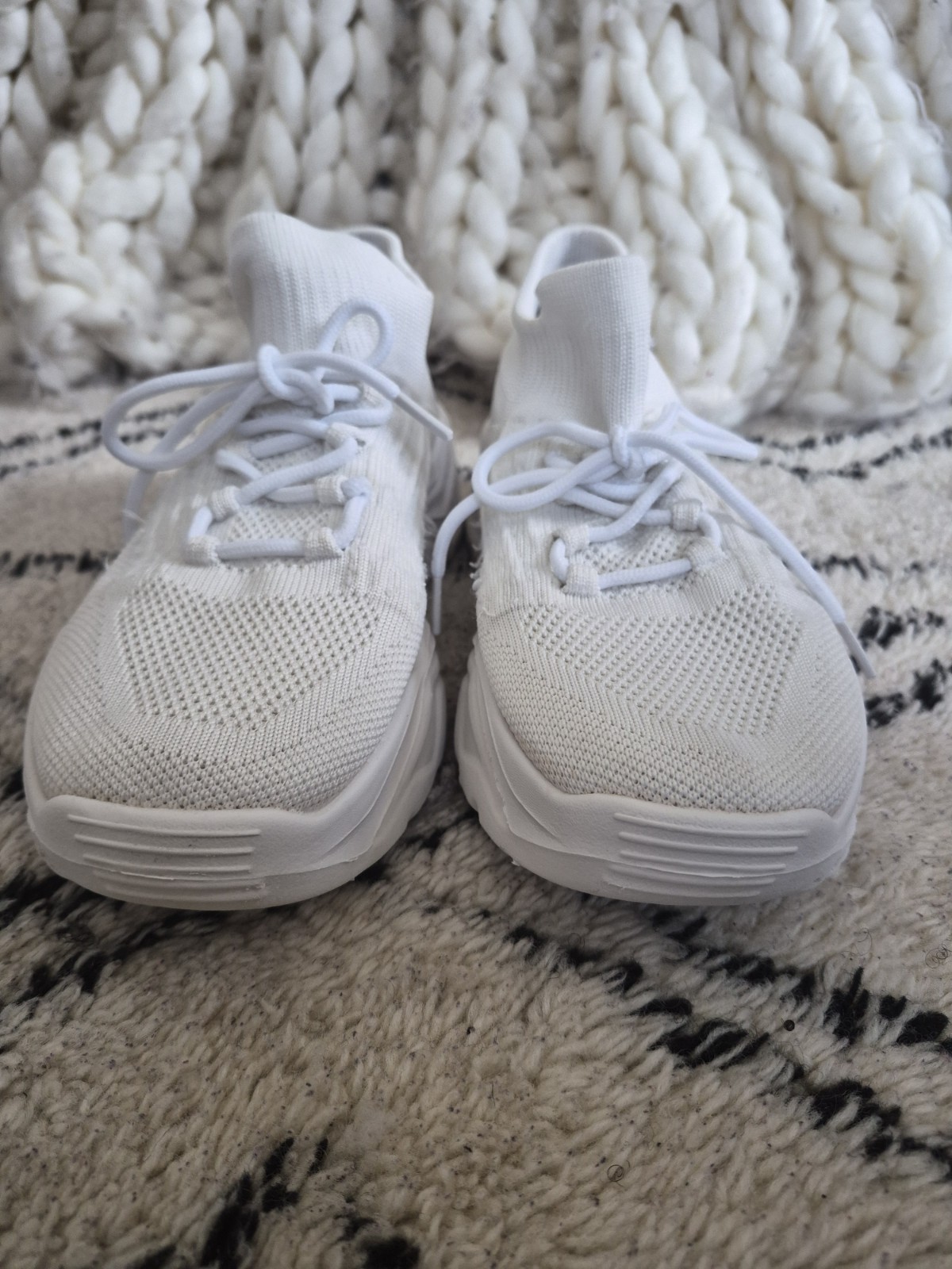 Womens White Mid-Top Knit Athletic Sneakers Chunky Sole Lace-Up