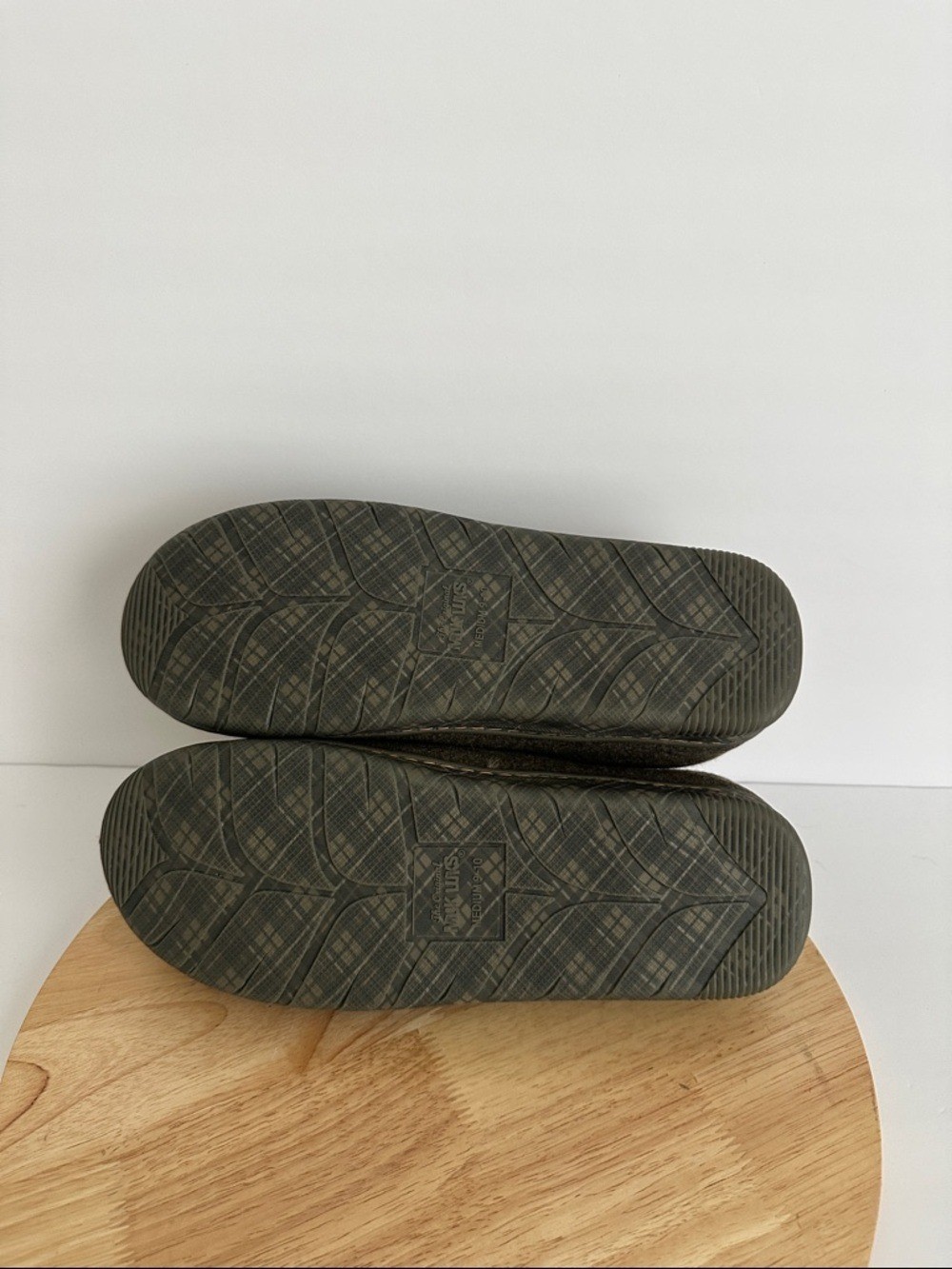 Muk Luks Miles Clog Mens Memory Foam Slip Resistant Slip-On Slippers, Sz M 9/10