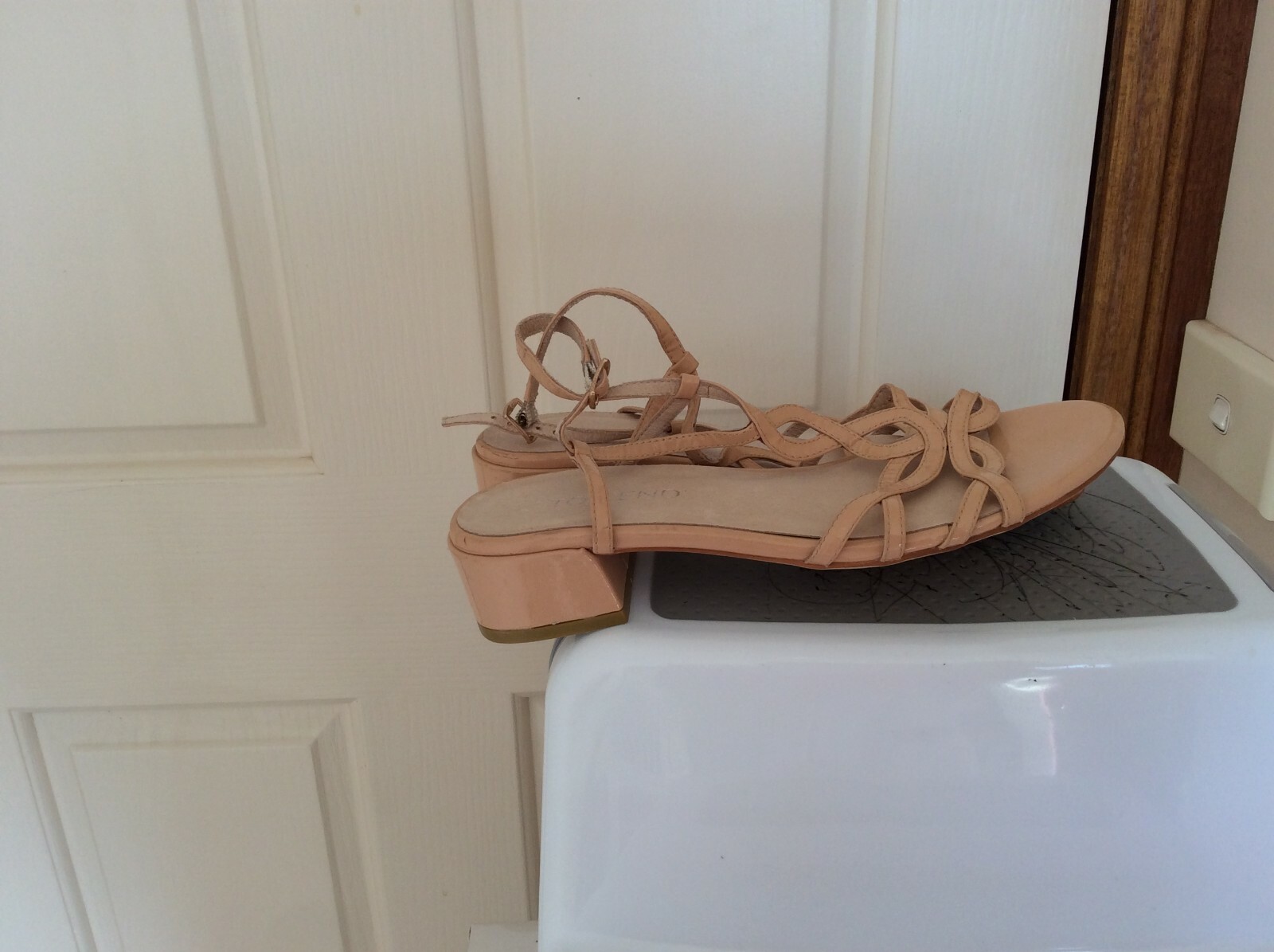 TOP END WOMEN’S DESIGNER FLAT SAMPLE SANDAL SIZE AU 6 / EU 37