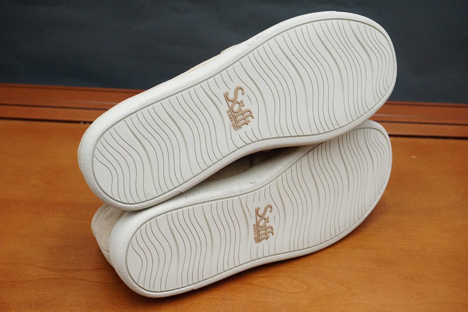 Söfft Sneakers Womens Size 7 US Beige Suede Slip On Casual Lined Cushioned Shoes