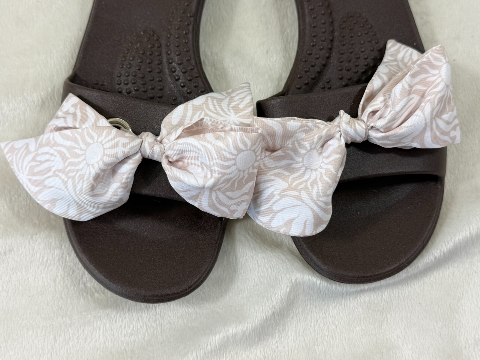 Oka-B Madison Slide Sandals Womens Size M/L Brown Tan White Bow Comfort USA Spa