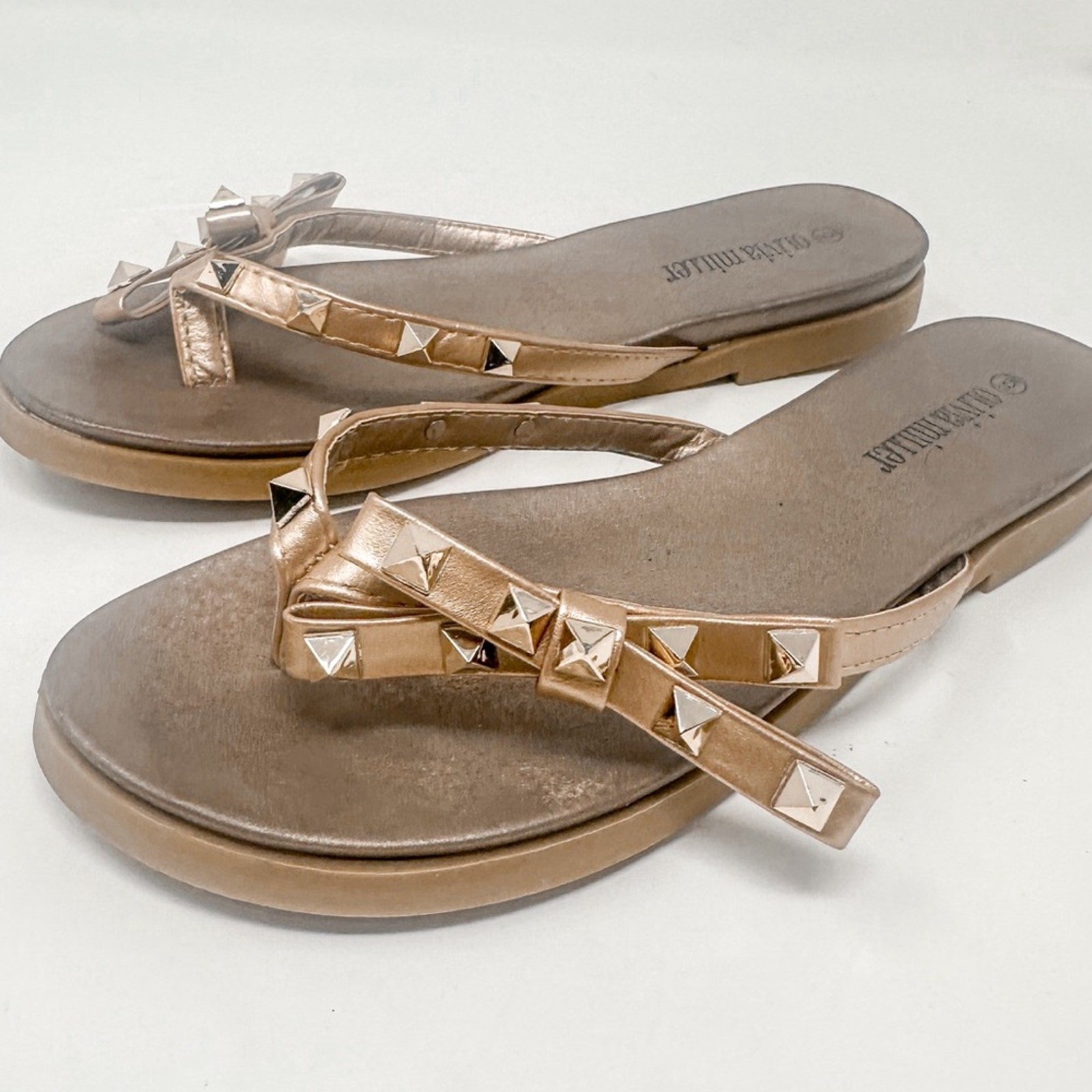 Olivia Miller Women’s Tan Bow Gold Studded Flip Flop Slide Sandals Size 6
