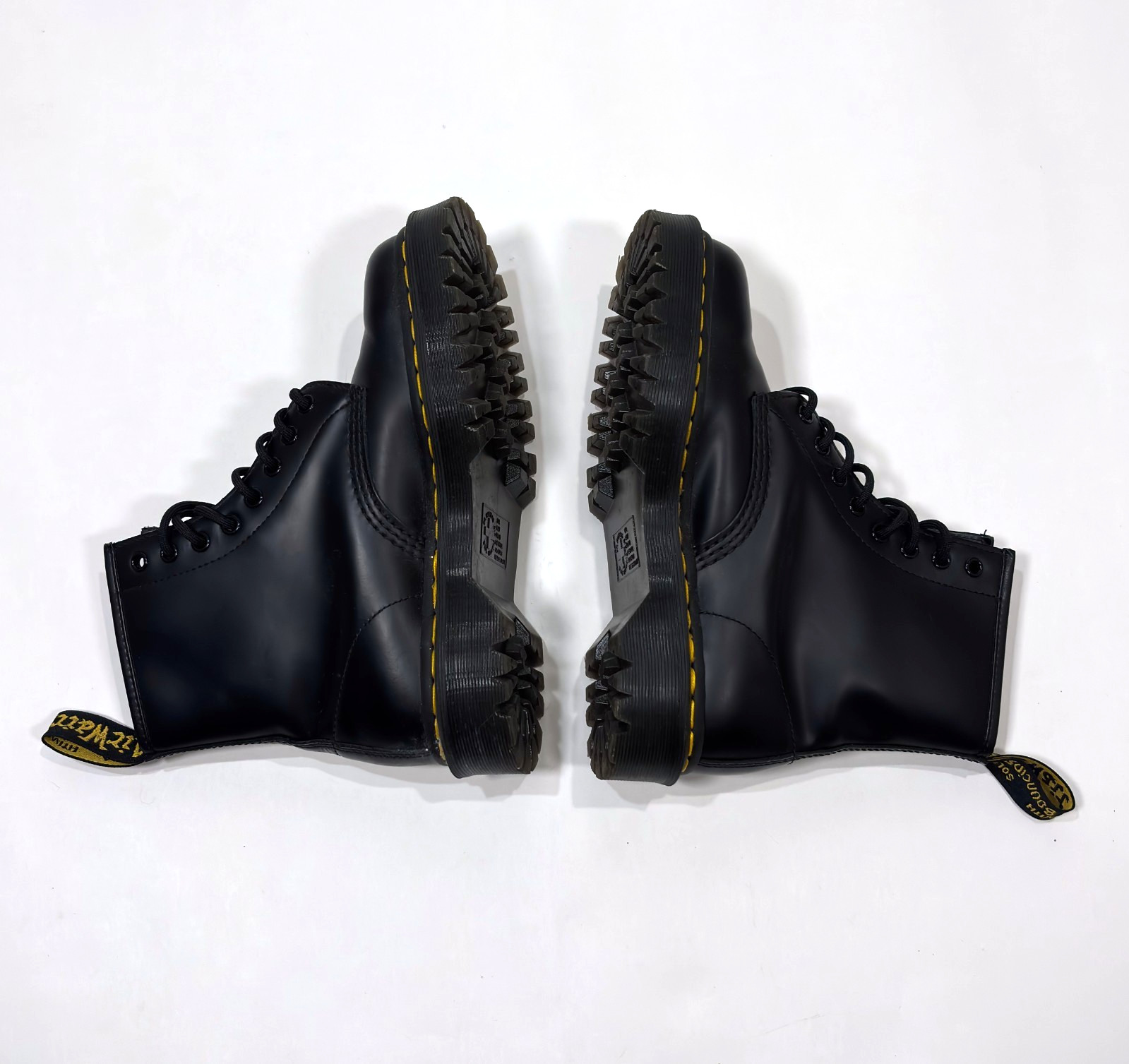 Dr. Martens 1460 Classic Smooth Leather Lace Up Boots – Mens 7 / Womens 8