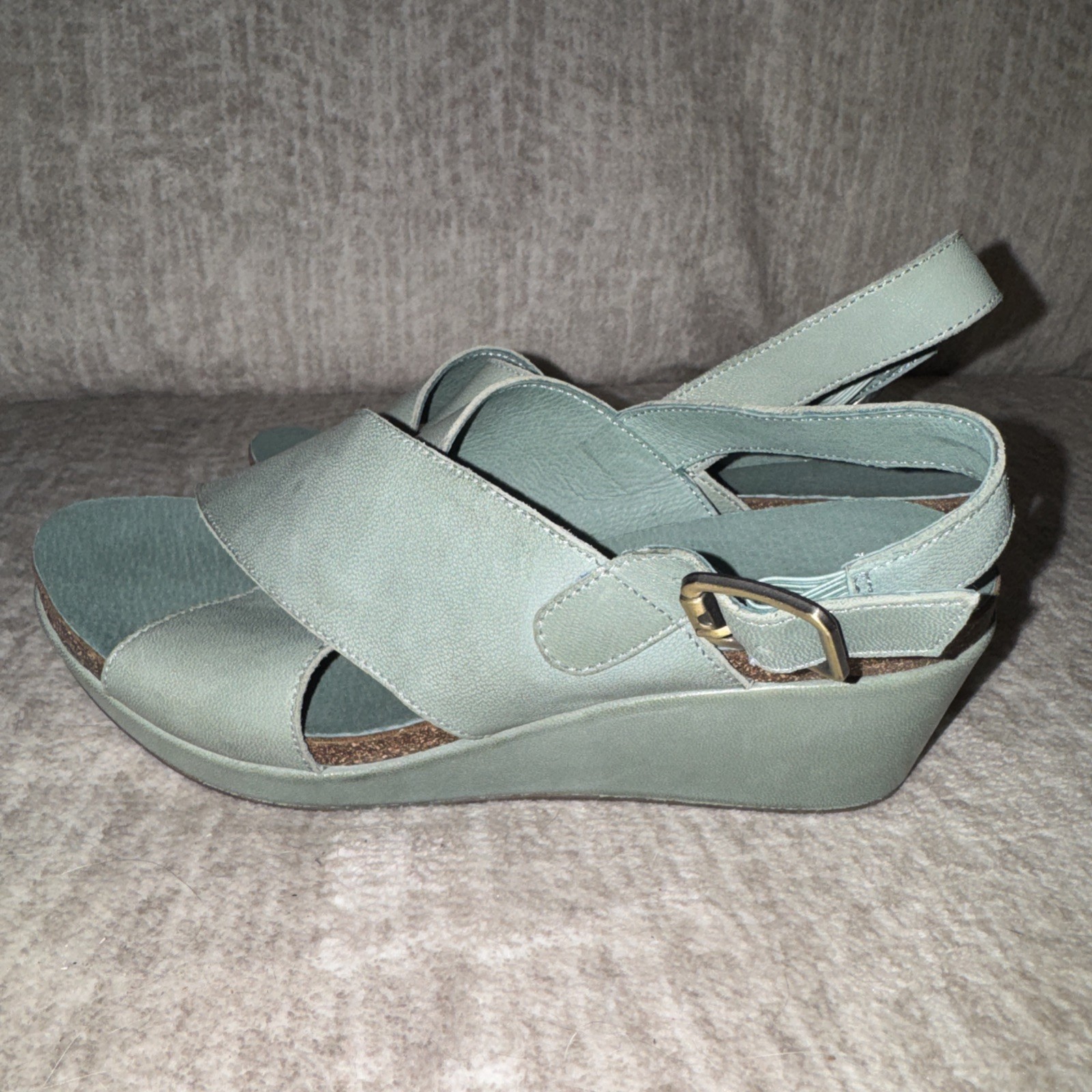 Chocolat Blu Sz 6 olive green platform Criss Cross straps Covered heel