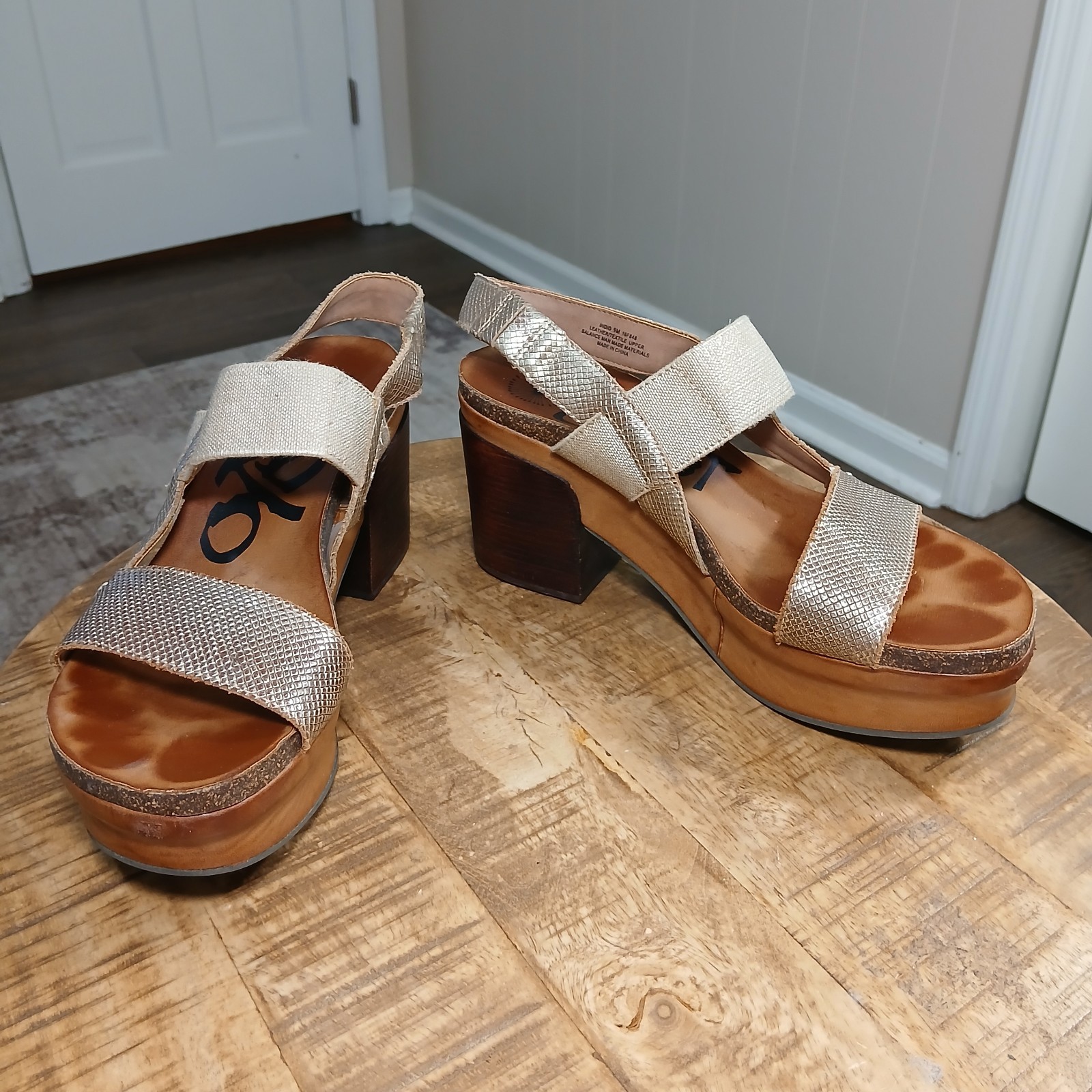 ​OTBT Indio Platform Sandals Womens 9M Gold Metallic Textured Leather Wood Heel