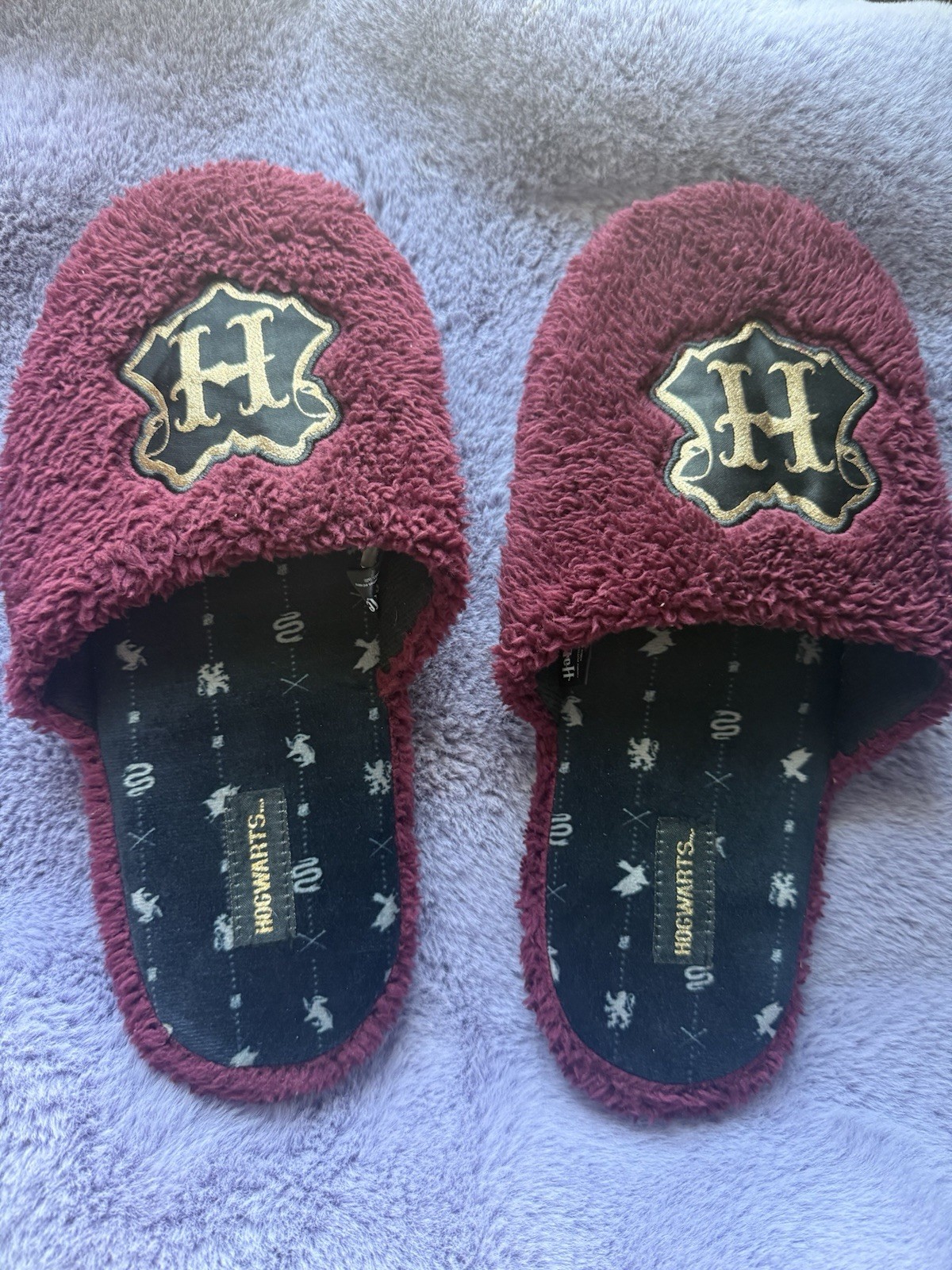 Harry Potter Hogwarts Slippers LG/XL W 10-13 M 9-12 Maroon Fuzzy Gryffindor