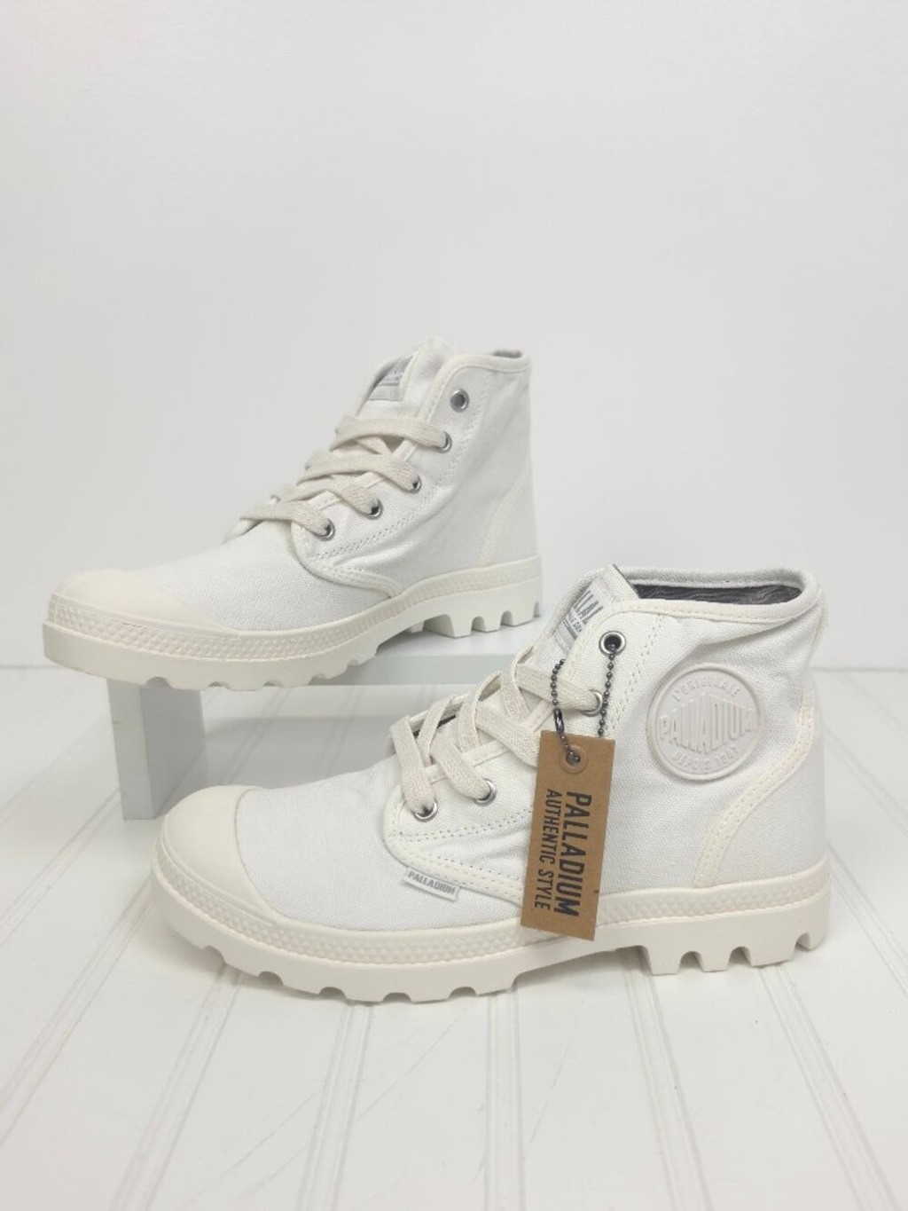 NIB Women’s Palladium Pampa Hi Round Toe Lace Up Booties Star White Size 8.5
