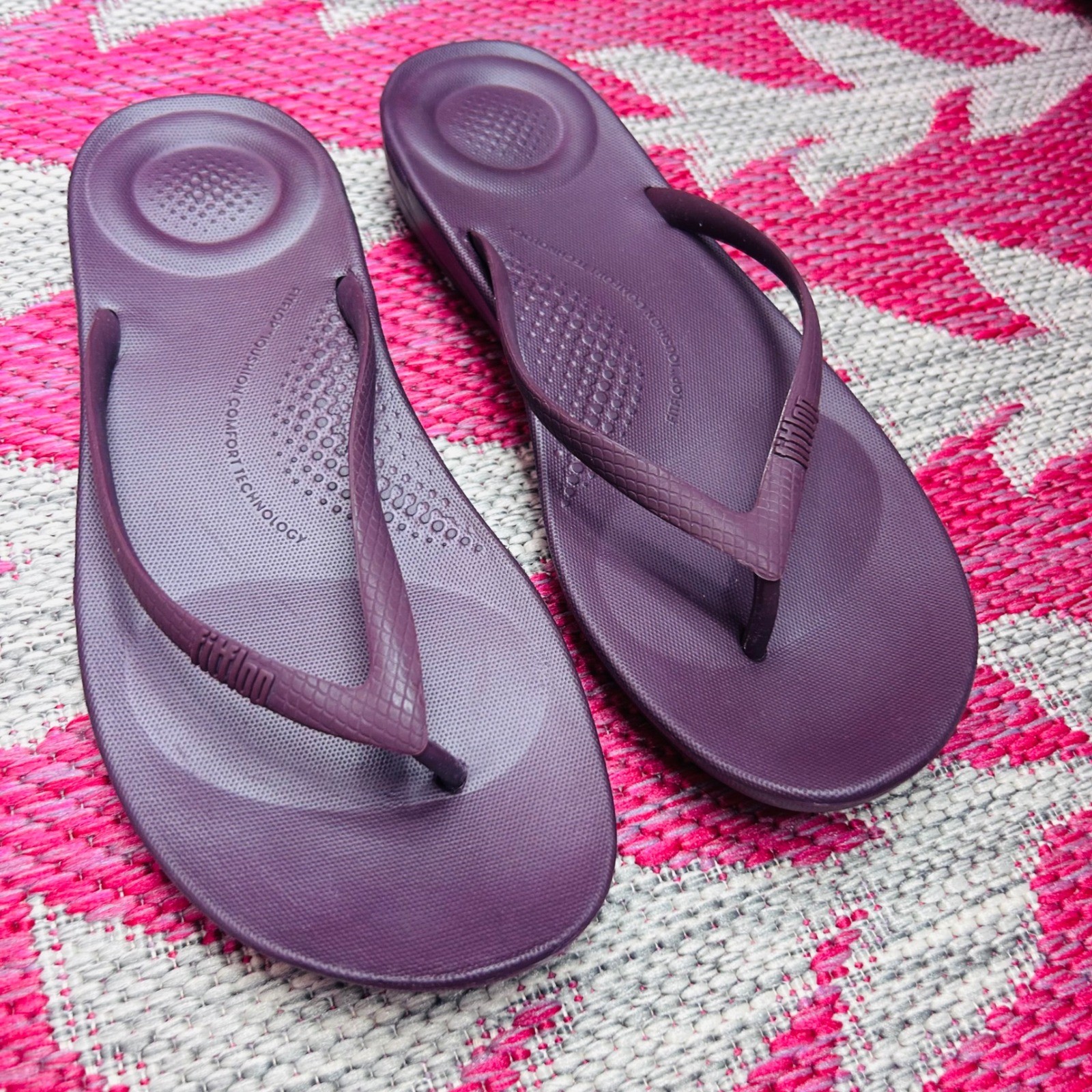 FitFlop iQushion Ergonomic Flip Flops Plum Purple Womens Size 8 Sandals Comfort