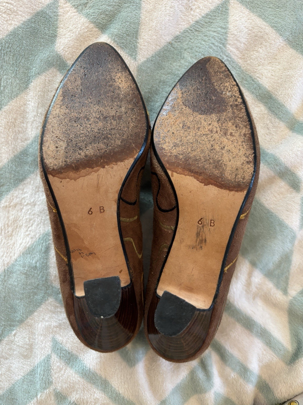 Woman’s Paul Mayer Brown Suede Pumps with/ black green and gold embroid Sz 6 B