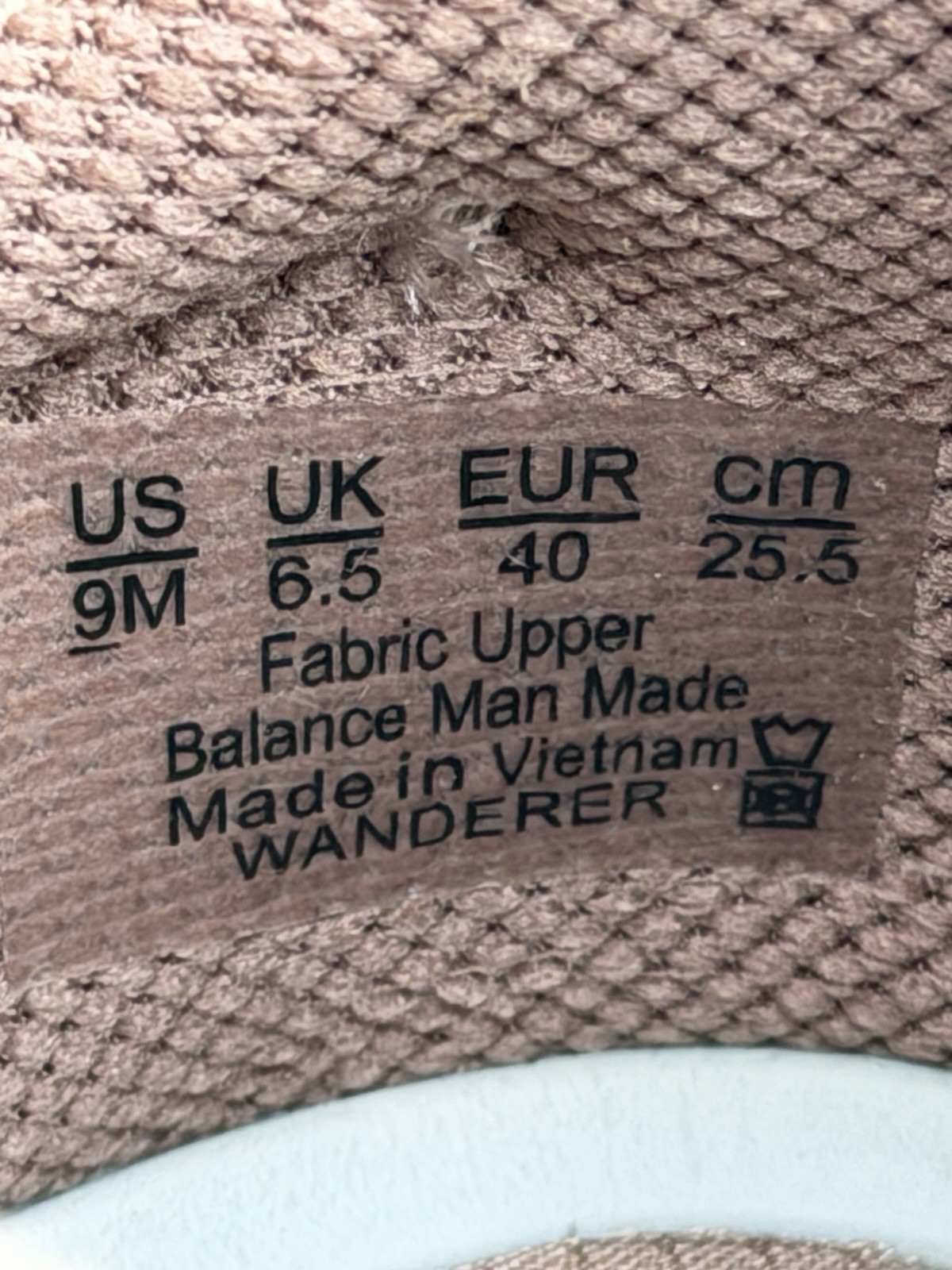 BZees Winner Comfort Sneaker, Women’s 9M, Beige,Gold Metallic Accents,Zip,NIB
