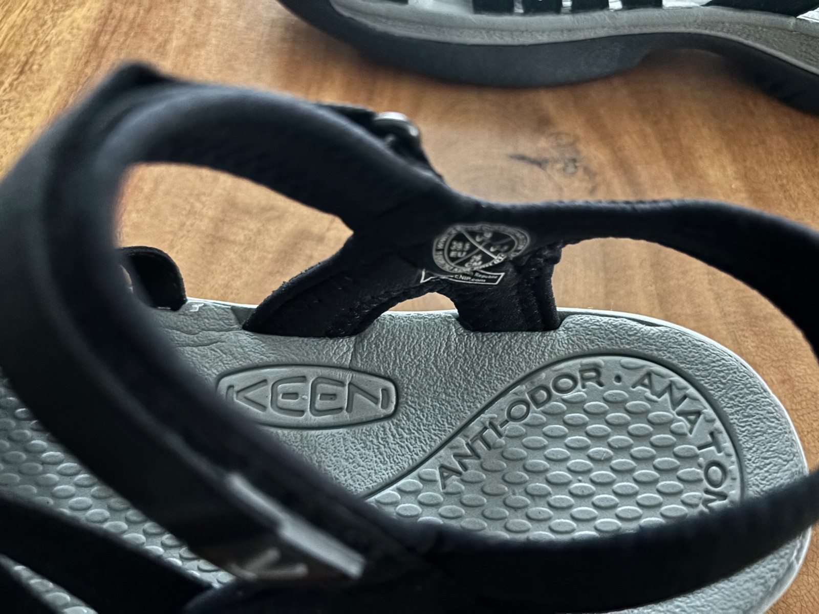 KEEN Rose Sandals – Black/Gray – Hiking/Water Shoes Women’s Sz 9 New w/ sad box