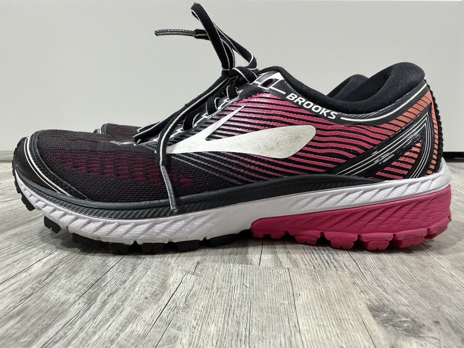 Brooks Ghost 10 Women’s Size 7 B Medium Running Shoes Black Pink 1202461B067