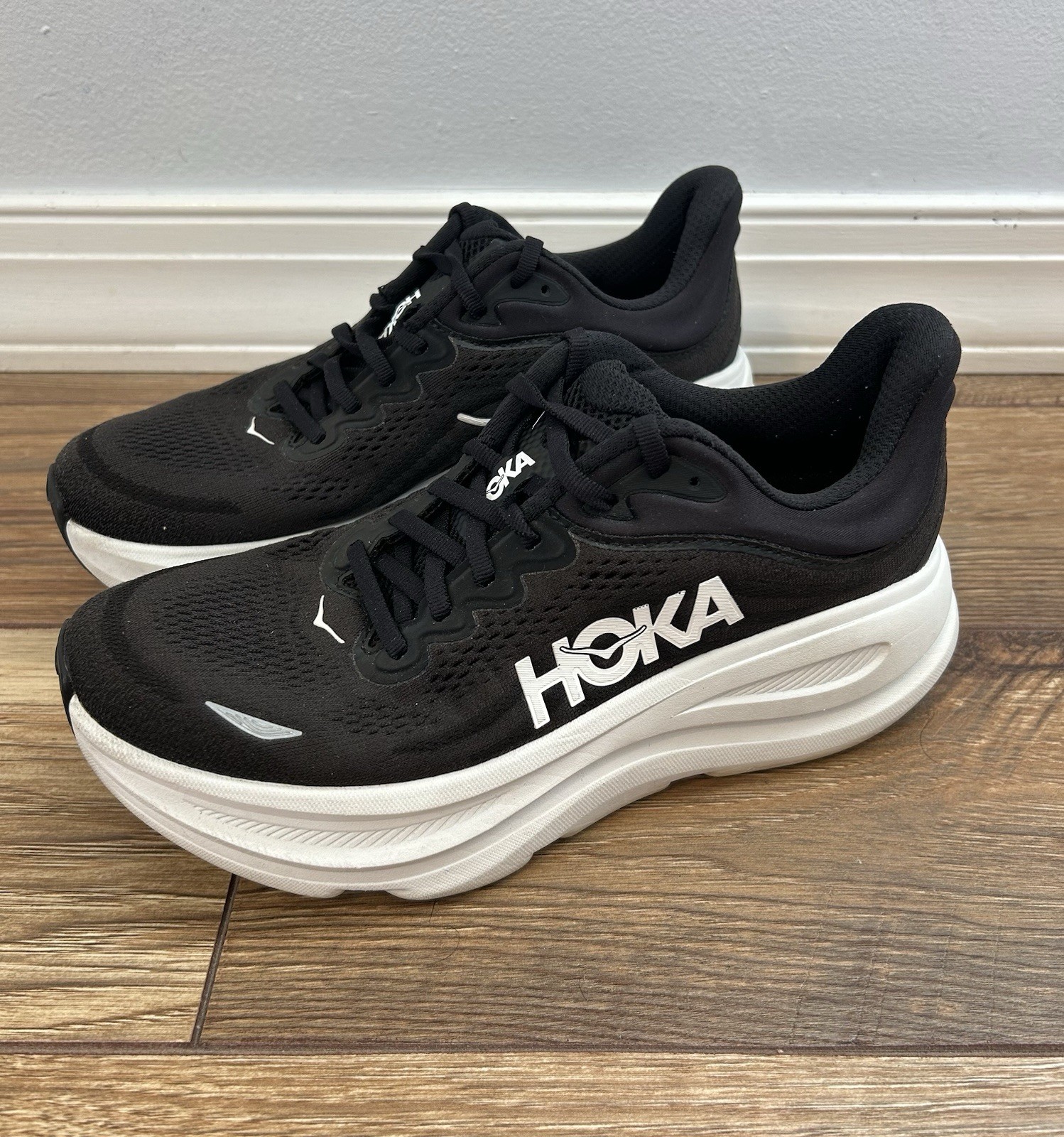 HOKA One One Bondi 9 Women’s Running Shoe Size 8.5 in Black/White