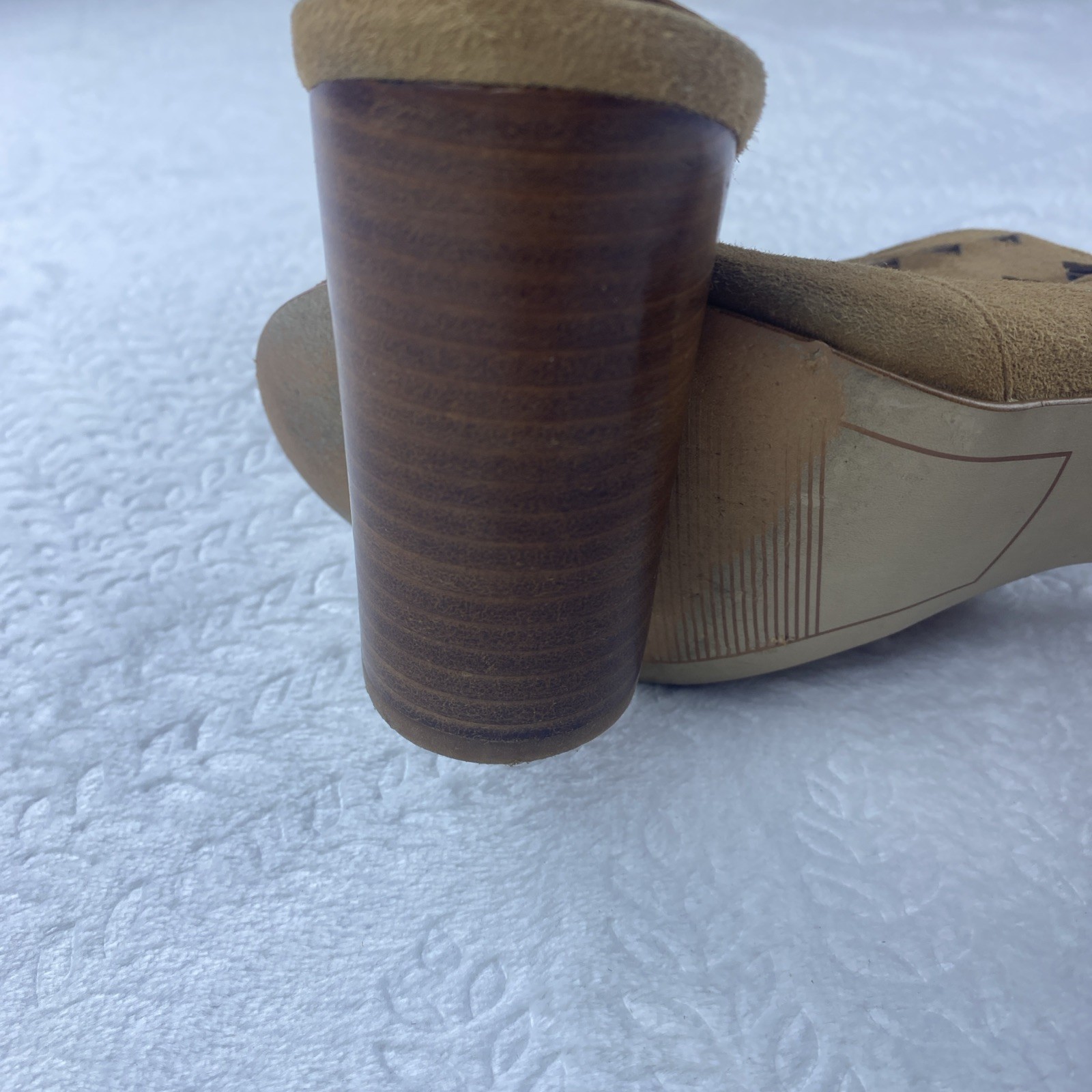 Tahari Marvel Sandals Size 6.5 Maple Brown Block Heel Suede Cutout Sling Back