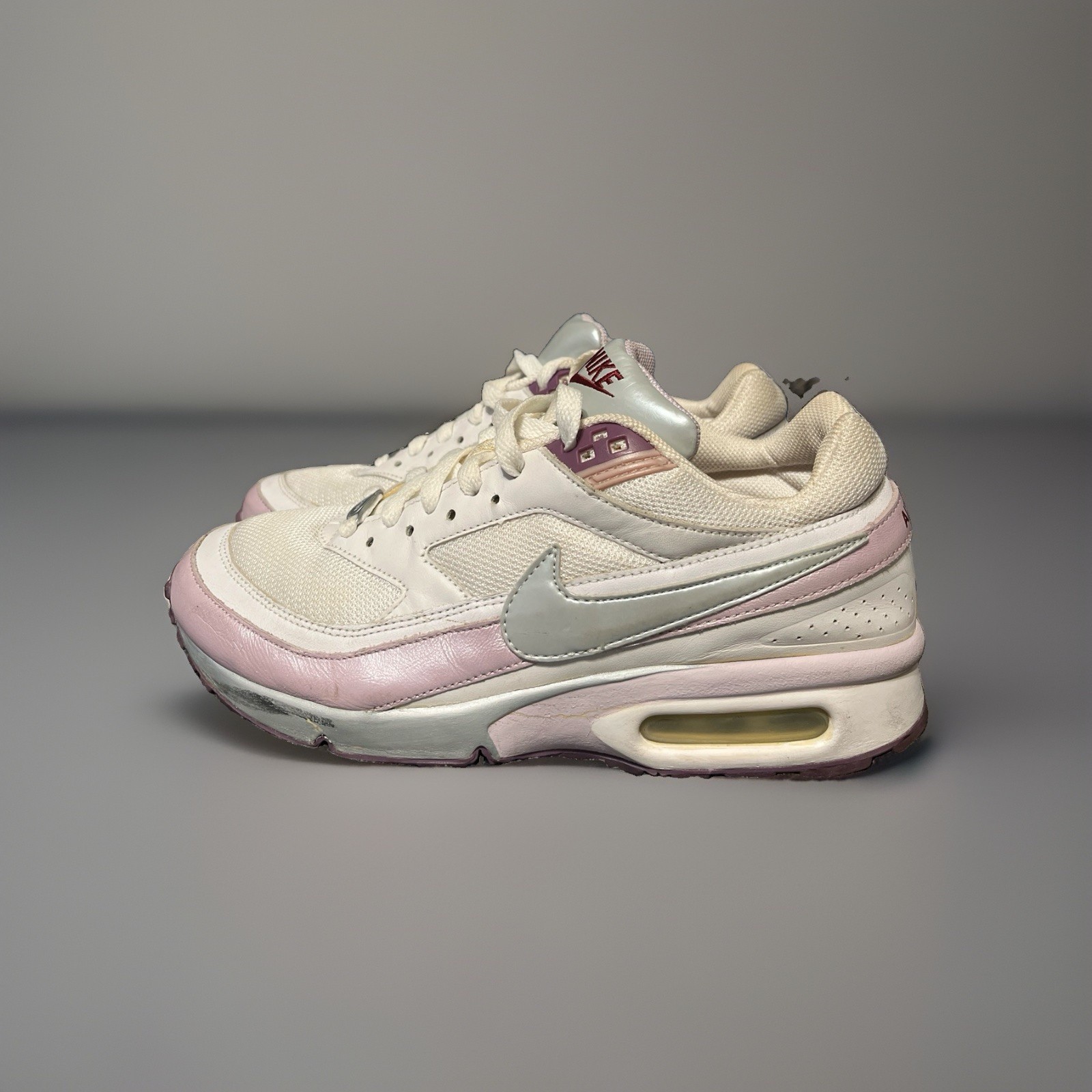 Nike Air Max Women’s Low Top Lace-Up Sneakers White Pink Purple Mesh Leather