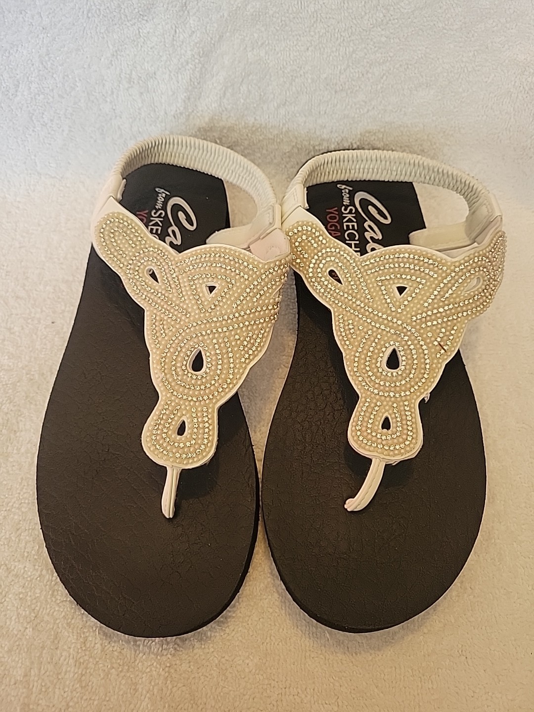 Cali From Skechers Yoga Foam White and Black Rhinestone Thong Sandals Size 7