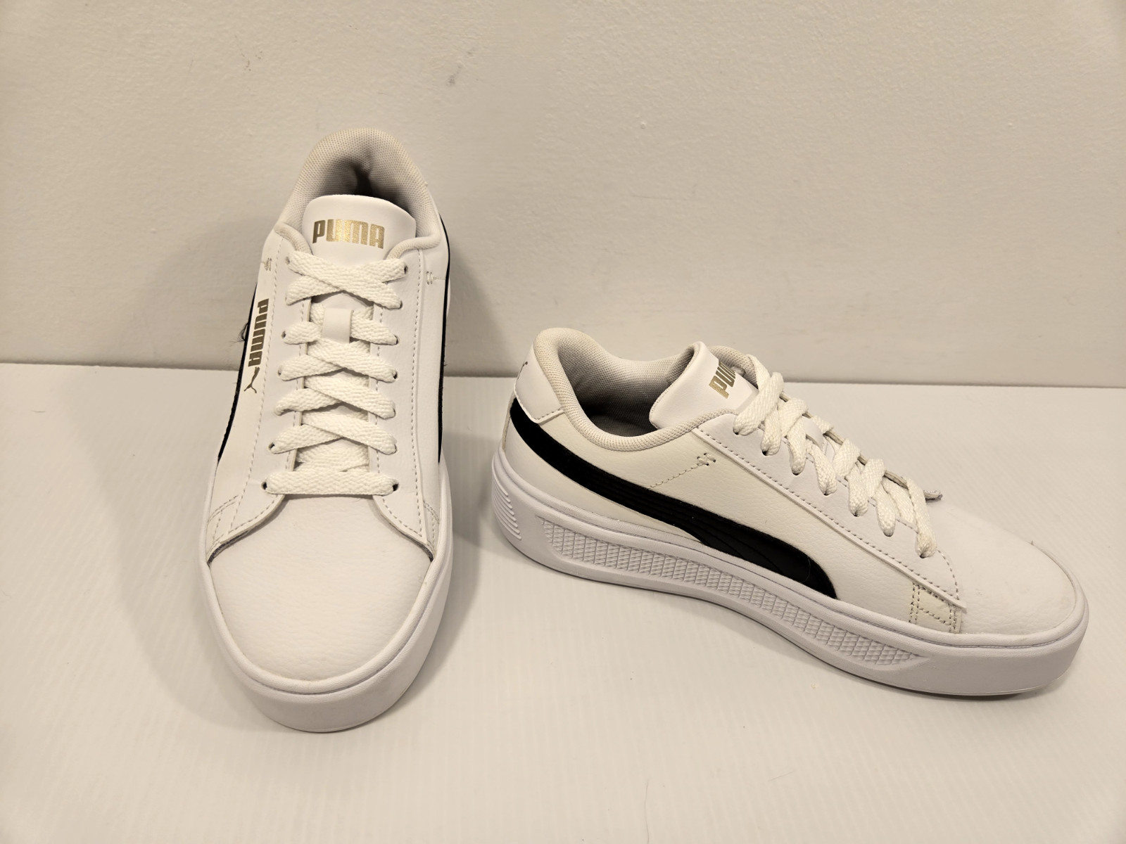 WORN ONCE! Womens Leather PUMA SMASH V3 PLATFORM Sneakers – Shoes Size US 7 M