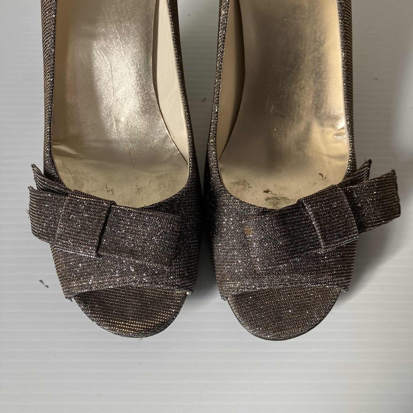 Stuart Weitzman Pyrite Nocturn Glitter Bowover Peep Toe Pumps size 7.5