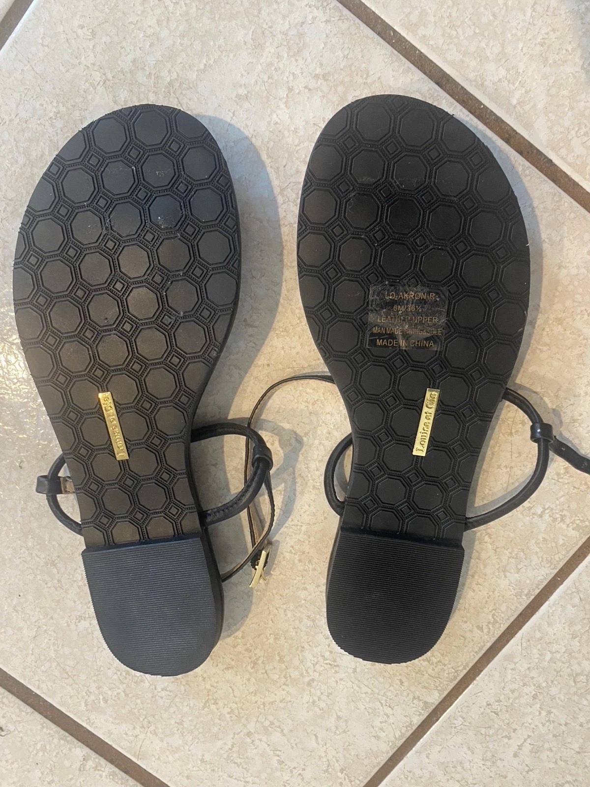 Louise et Cie Women’s Akron Sandals 6 M Black Leather Gold Hardware MWOT