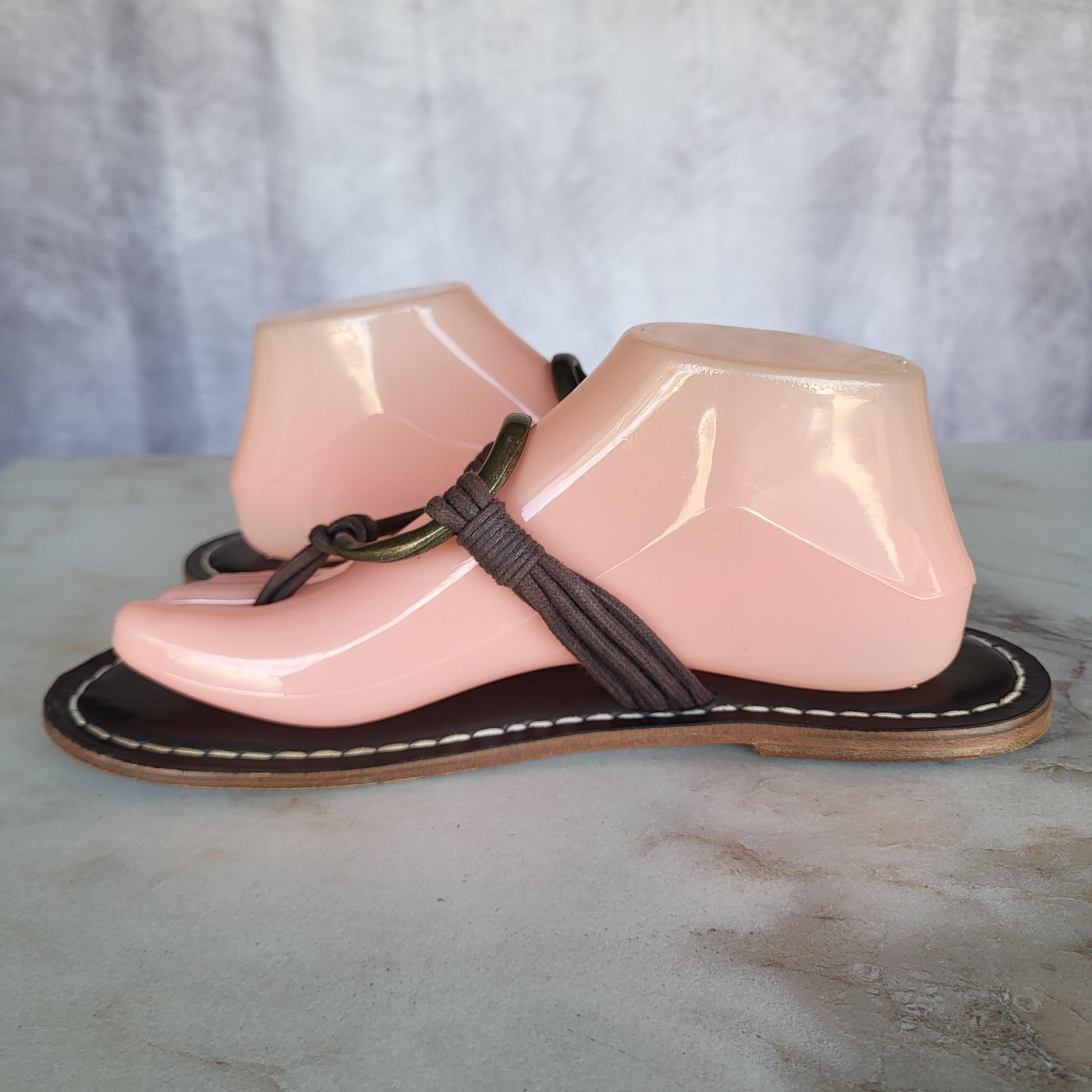 Vintage Bernardo Sandals Womens Size 9 Brown Leather Thong Medallion Slip On