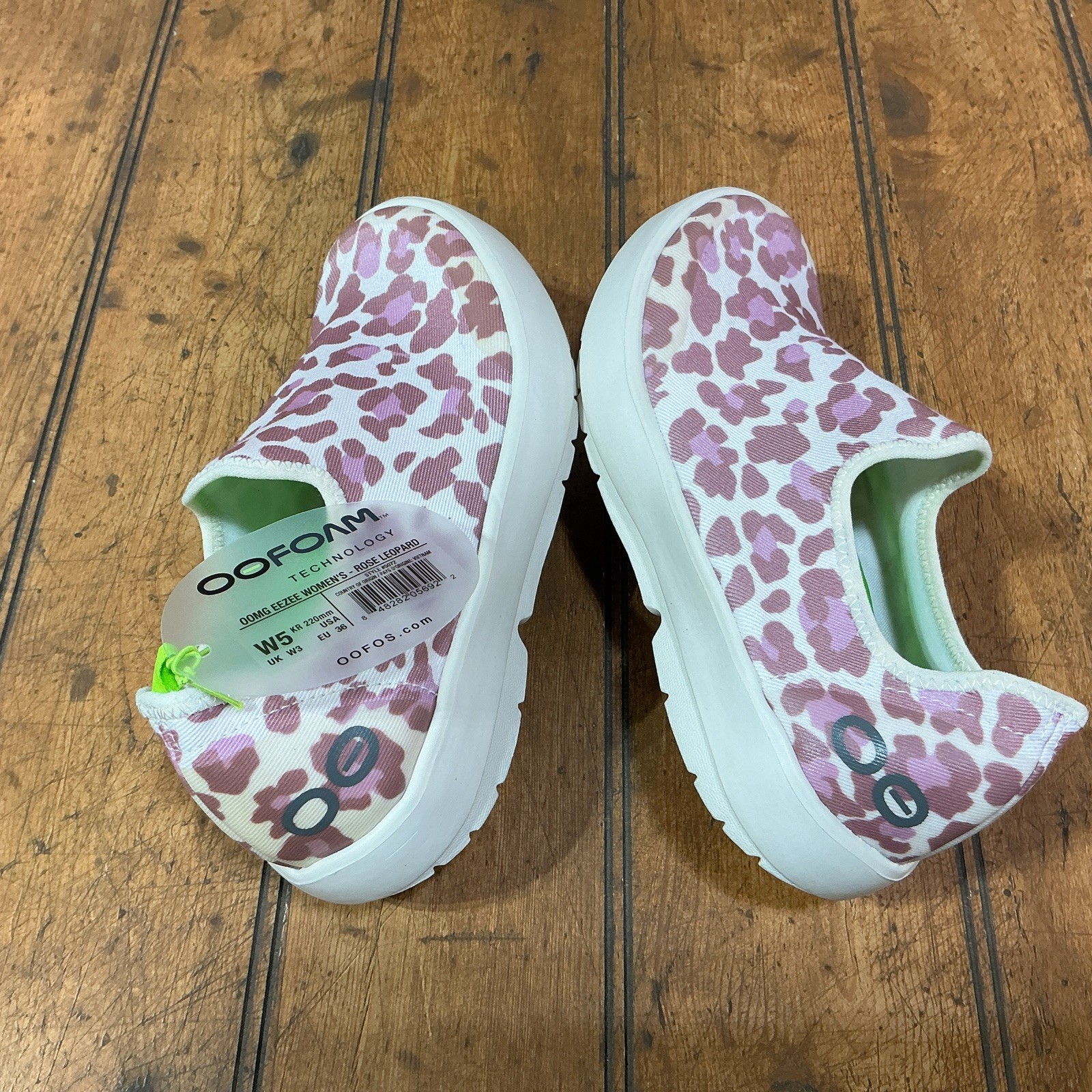 NEW Oofos OOmg eeZee Low Women’s 5 Rose Leopard Recovery Slip On Shoes Comfort
