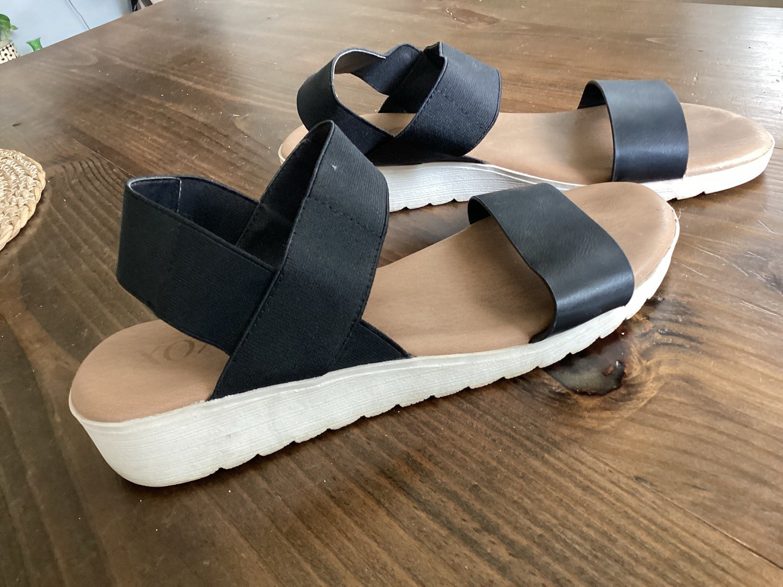 Kensie Everlee XOXO Sandals are designed for comfort with a sporty aesthetic 8m
