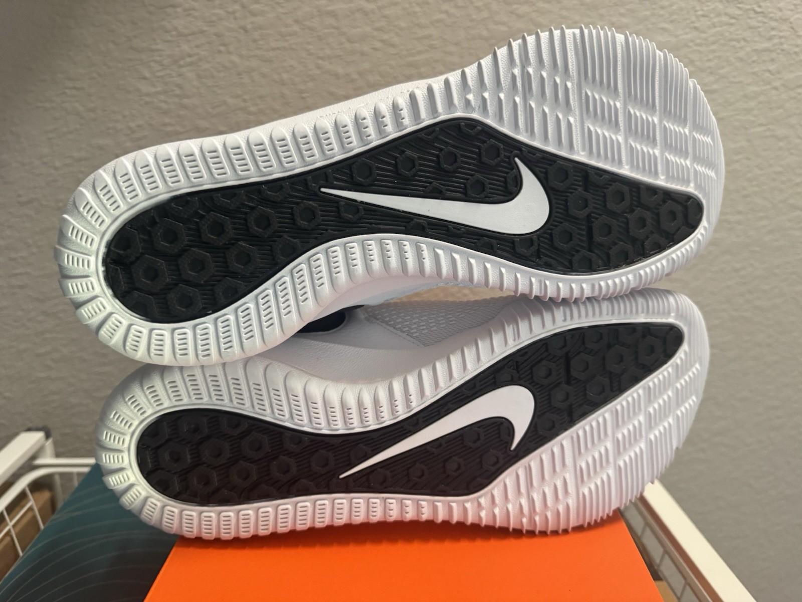 NIB Nike Zoom Hyperlace 2 Women’s 10 Volleyball Shoes Black/White AA0286