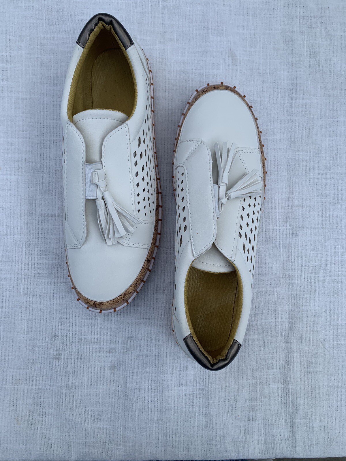 Women’s White Tasseled Loafers Size 9, not marked
