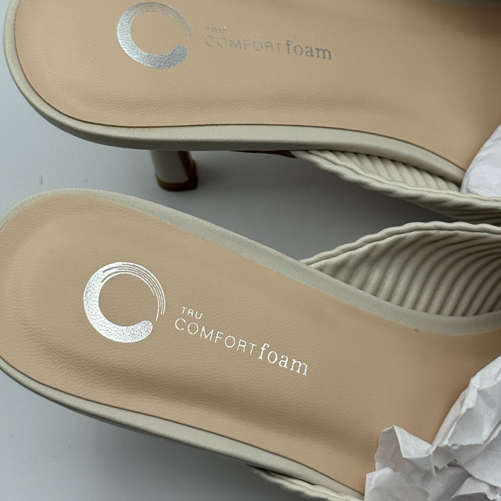Tru Comfort Foam Greer Heels Size 9 Off White Pleated Slide Sandals Chic 🤍