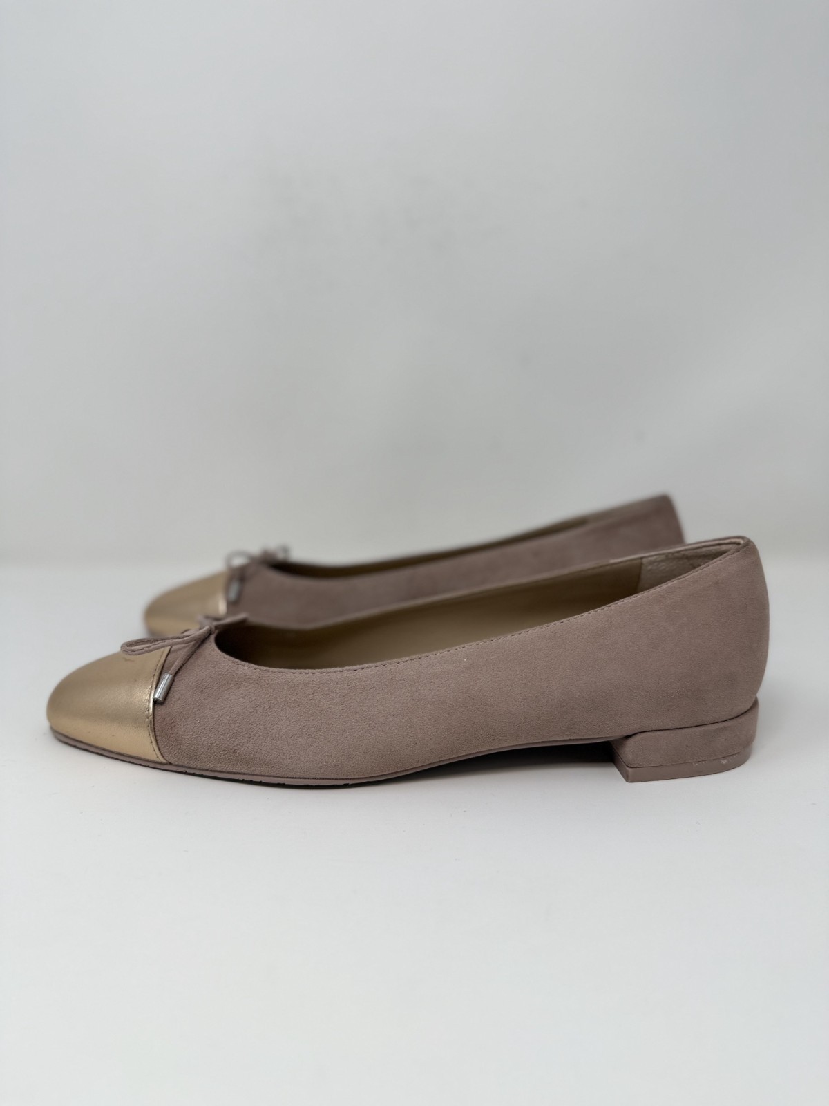 New Stuart Weitzman Sleek Suede Cap Toe Bow Flat Fawn Sz 8.5