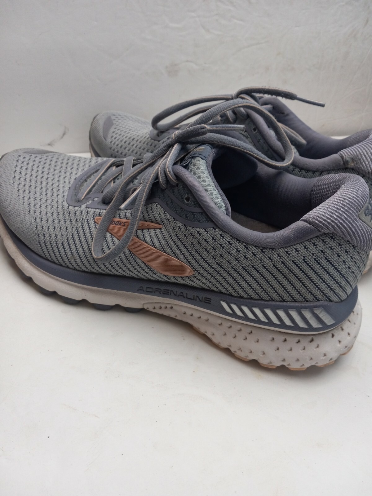 Brooks Adrenaline GTS 20 Gray Running Shoes Womens Sz 8.5 B (see scuff in pic)