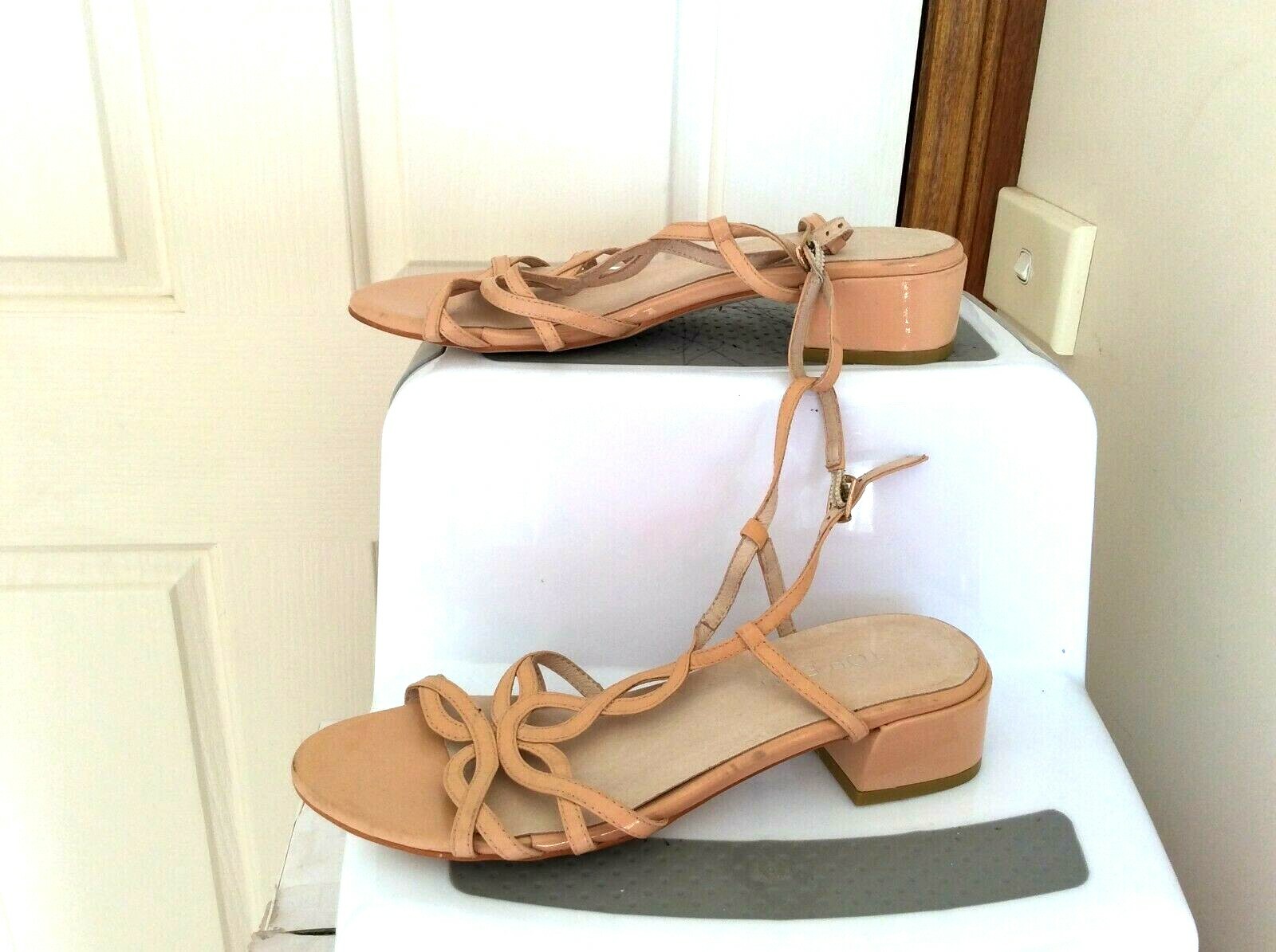 TOP END WOMEN’S DESIGNER FLAT SAMPLE SANDAL SIZE AU 6 / EU 37