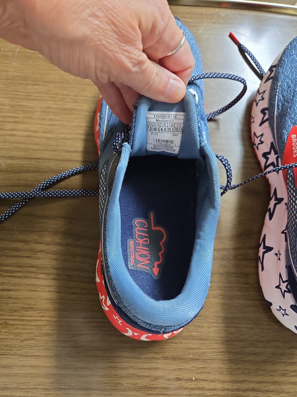 BROOKS Trace 2 USA Stars Limited Edition Running Shoes US Size 7.5 EXCELLENT!