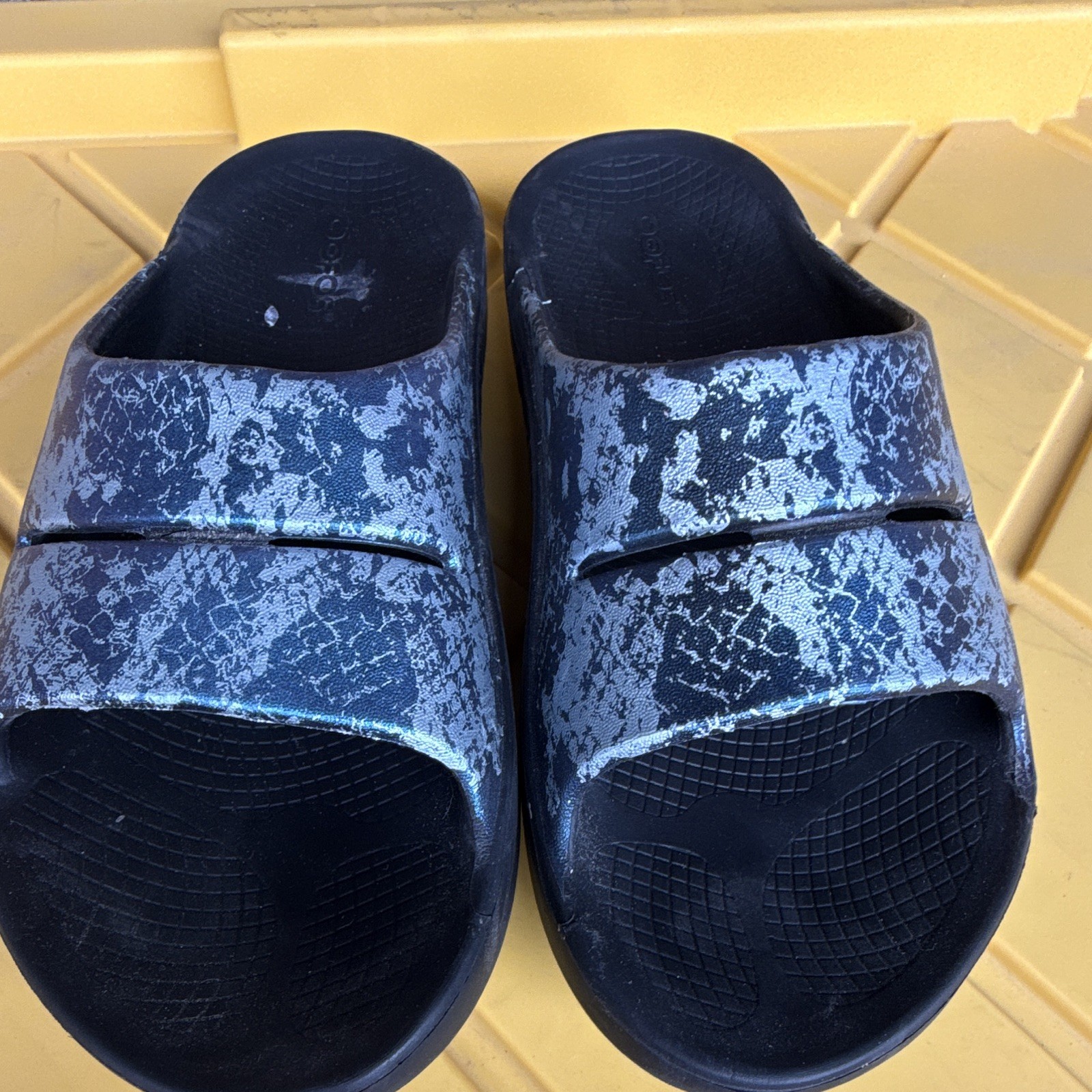 OOFOS Women’s Black/Blue Abstract Slide Sandals Logo Slip-On US 7
