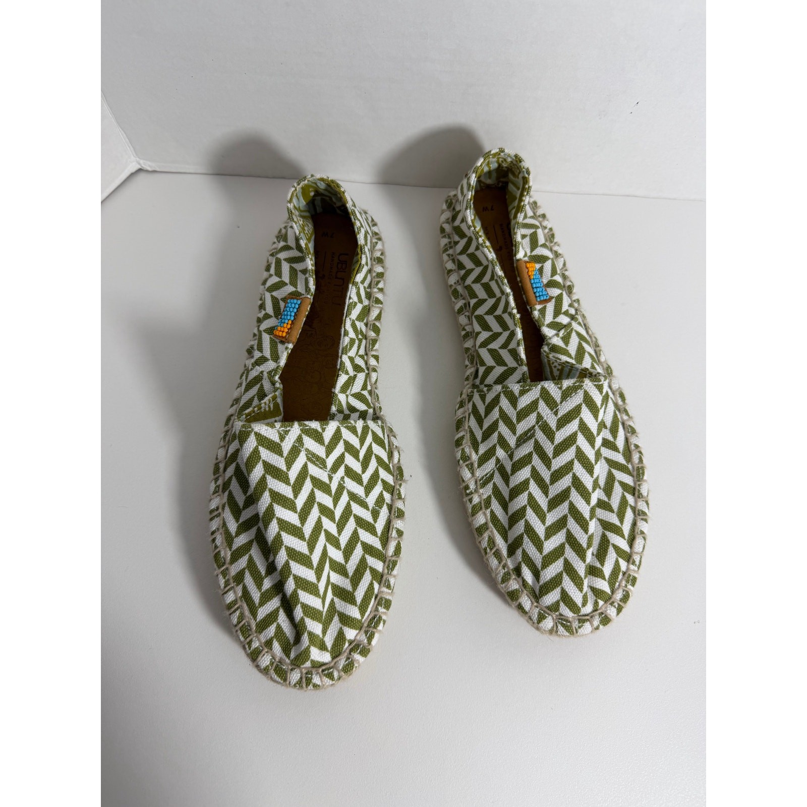 NWOB Ubntu Espadrilles Green Chevron Print Womens Size 7