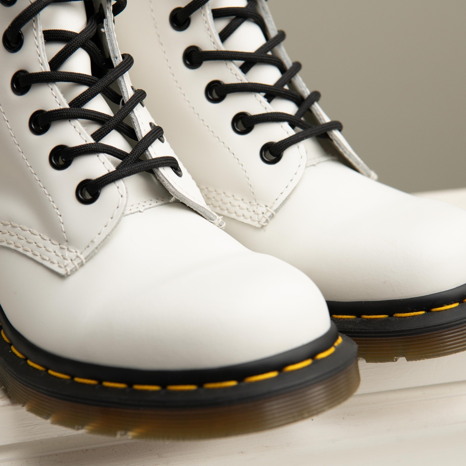 Doc Martens White Smooth Leather Combat Boots W6/M5 Grunge Punk Goth Moto Edgy